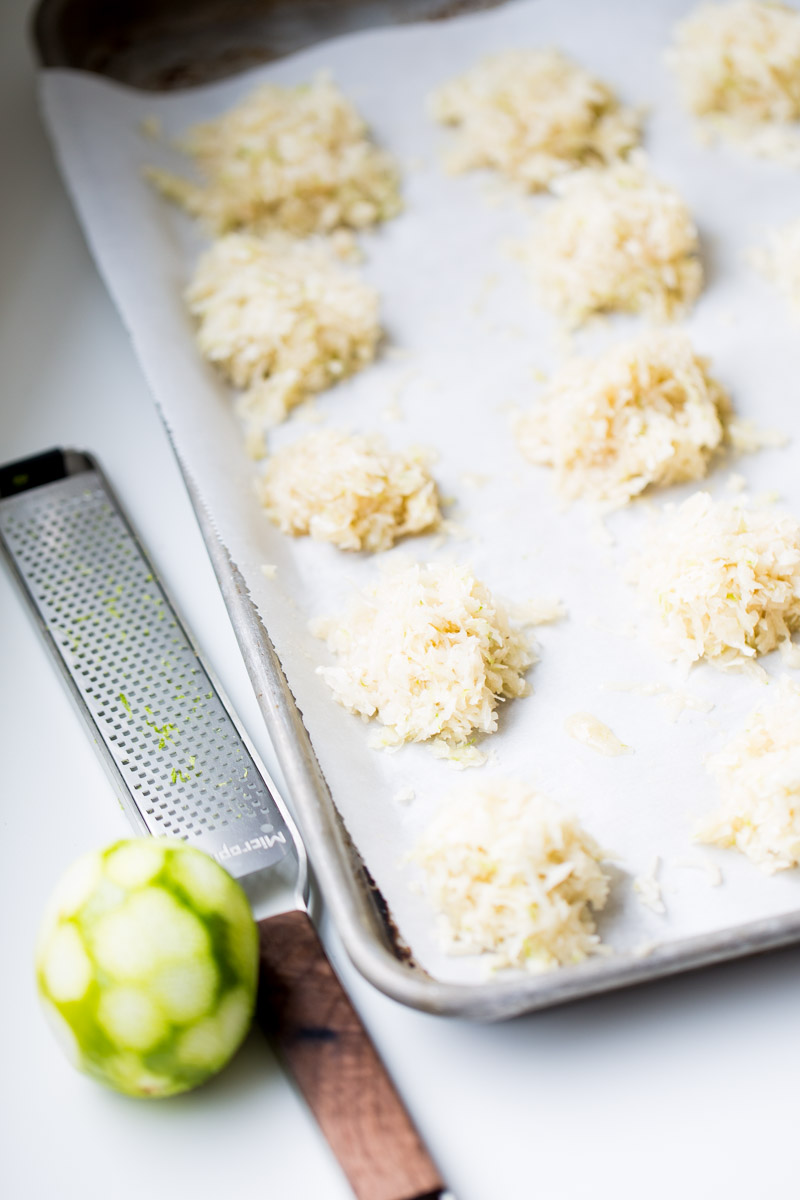 La mejor receta de cocadas veganas que pued haber antes de meter al horno.