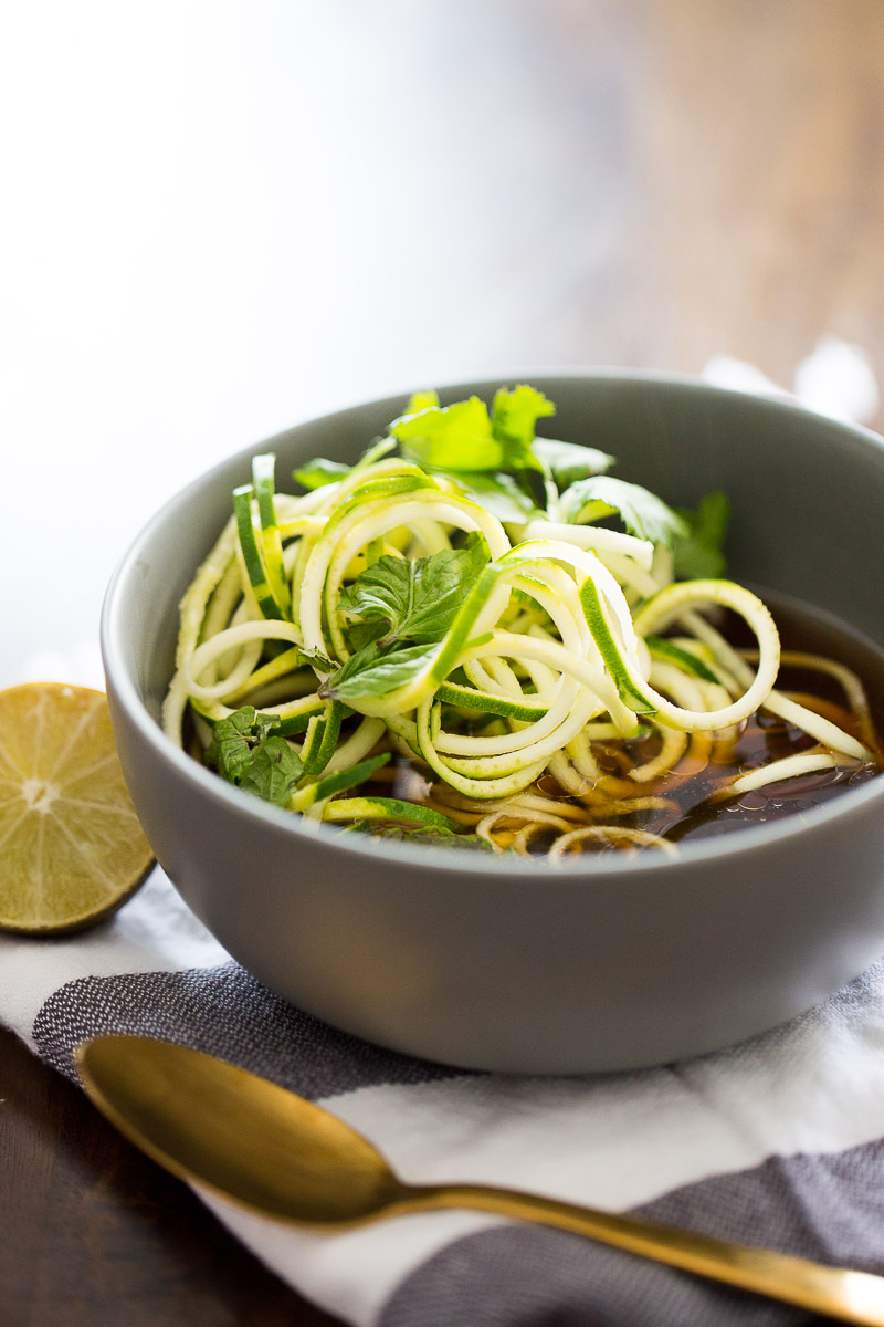 Receta vegana de pho con noodles de zucchini, receta sana, receta fácil y deliciosa.