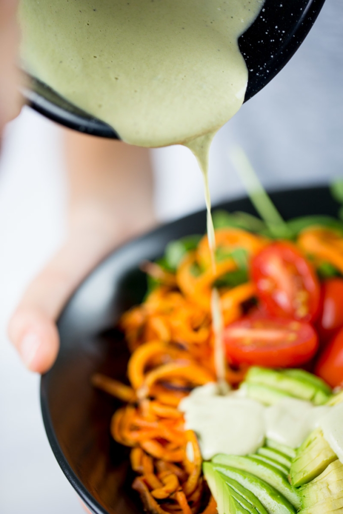 Bowl de verduras y arroz con crema de chile poblano.