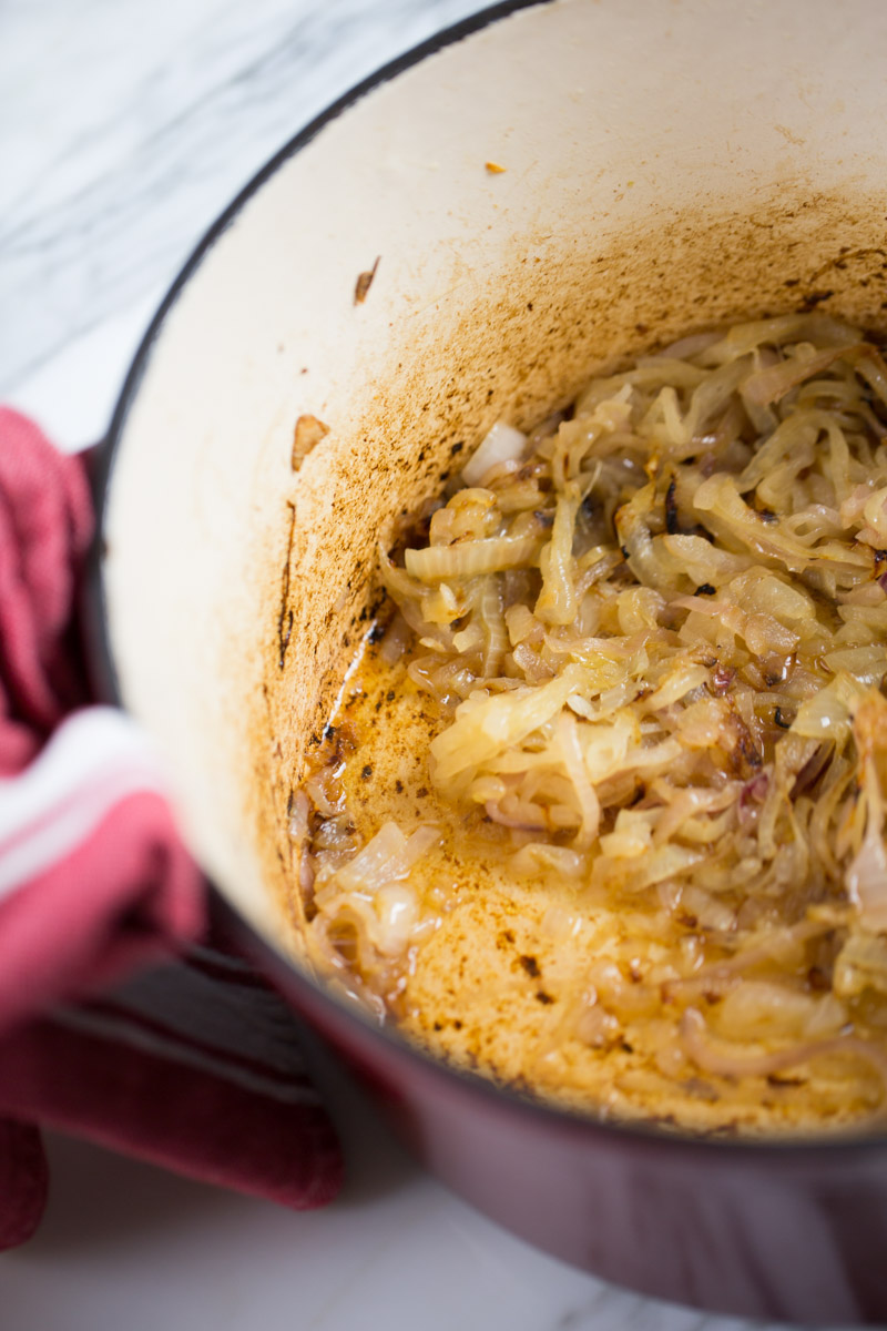 Cebollas caramelizadas para hacer sopa