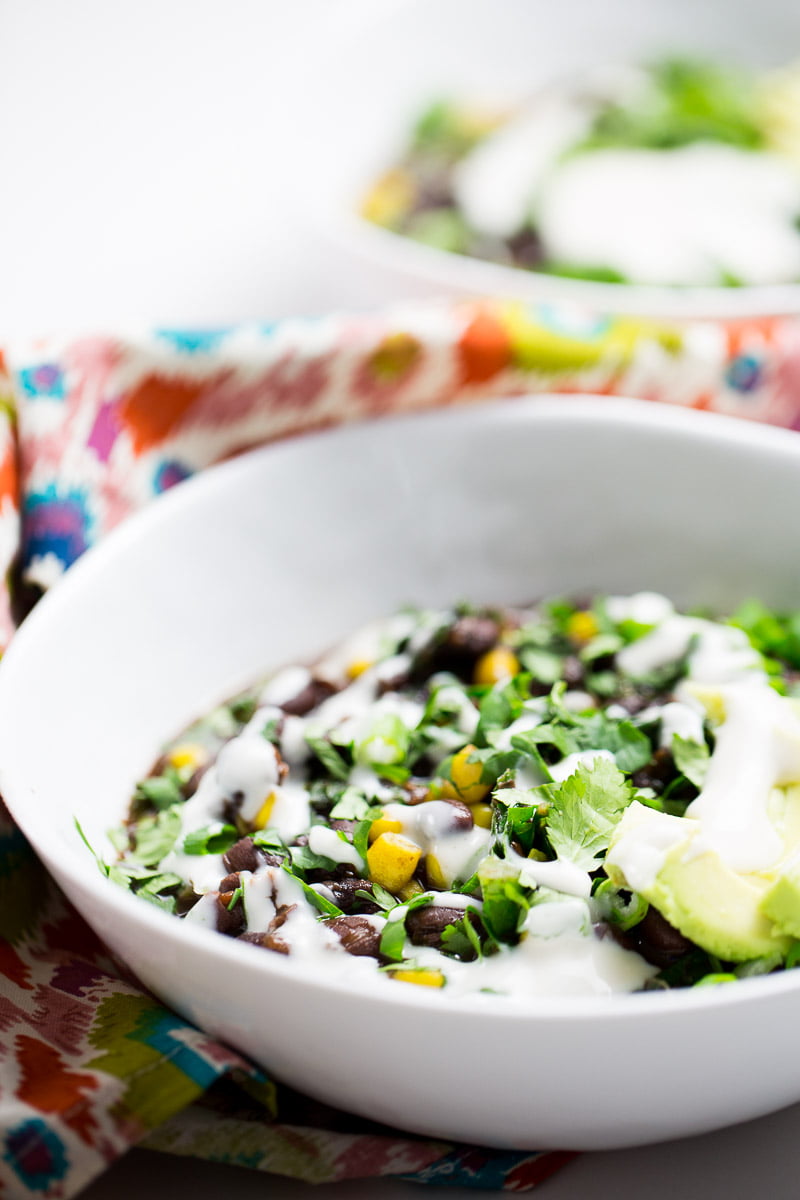 Sopa de frijol negro en instant pot con kale y elote y termindada con crema mexicana, cilantro y chile
