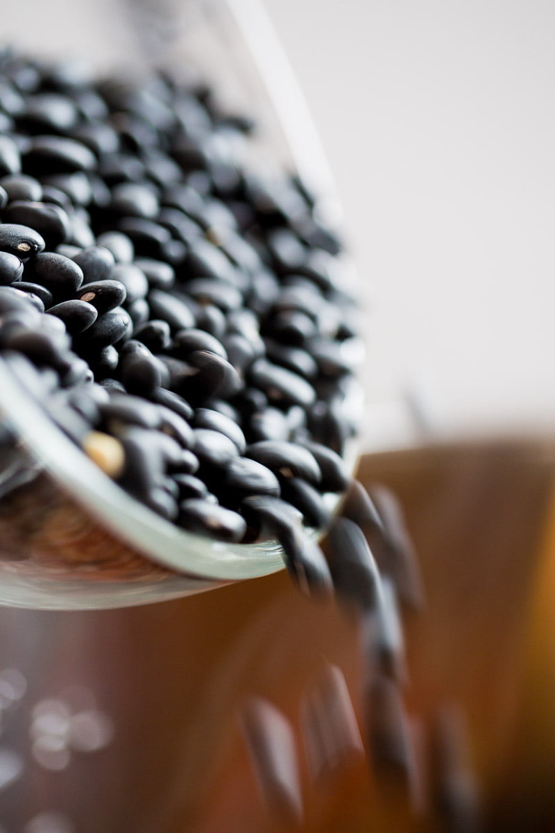 frijol negro seco cayendo a la olla instant pot