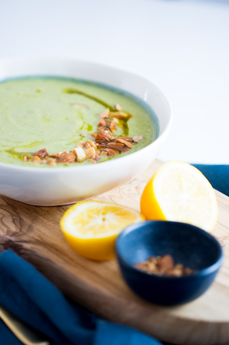 sopa de calabacín, brócoliu y vitamina b12 en un tazón con almendras picadas, un chorrito de limón
