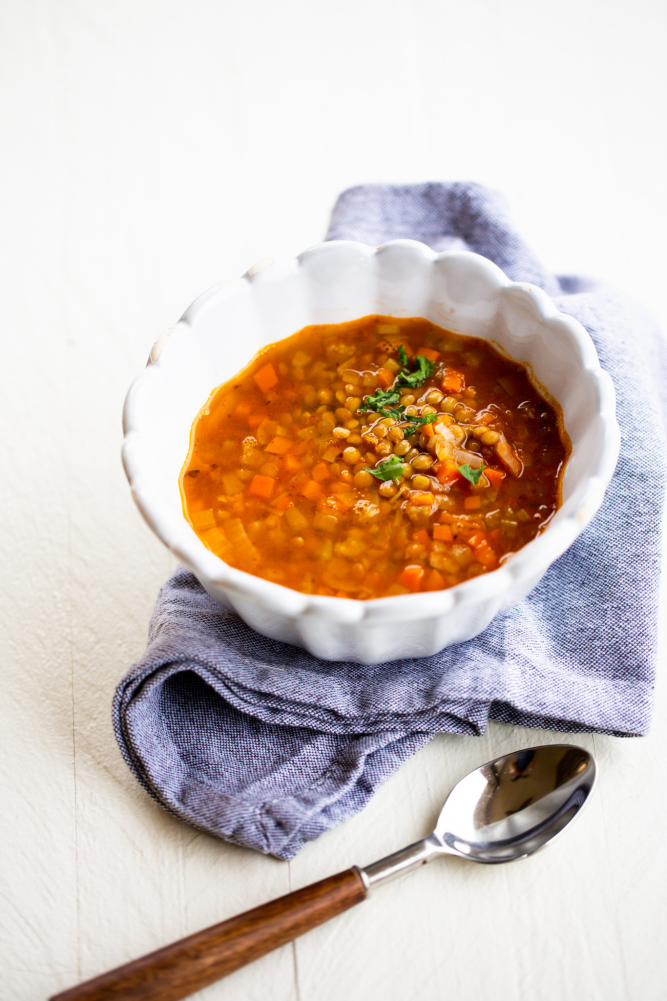 sopa de lentejas mexicanas en un atazón blanco.