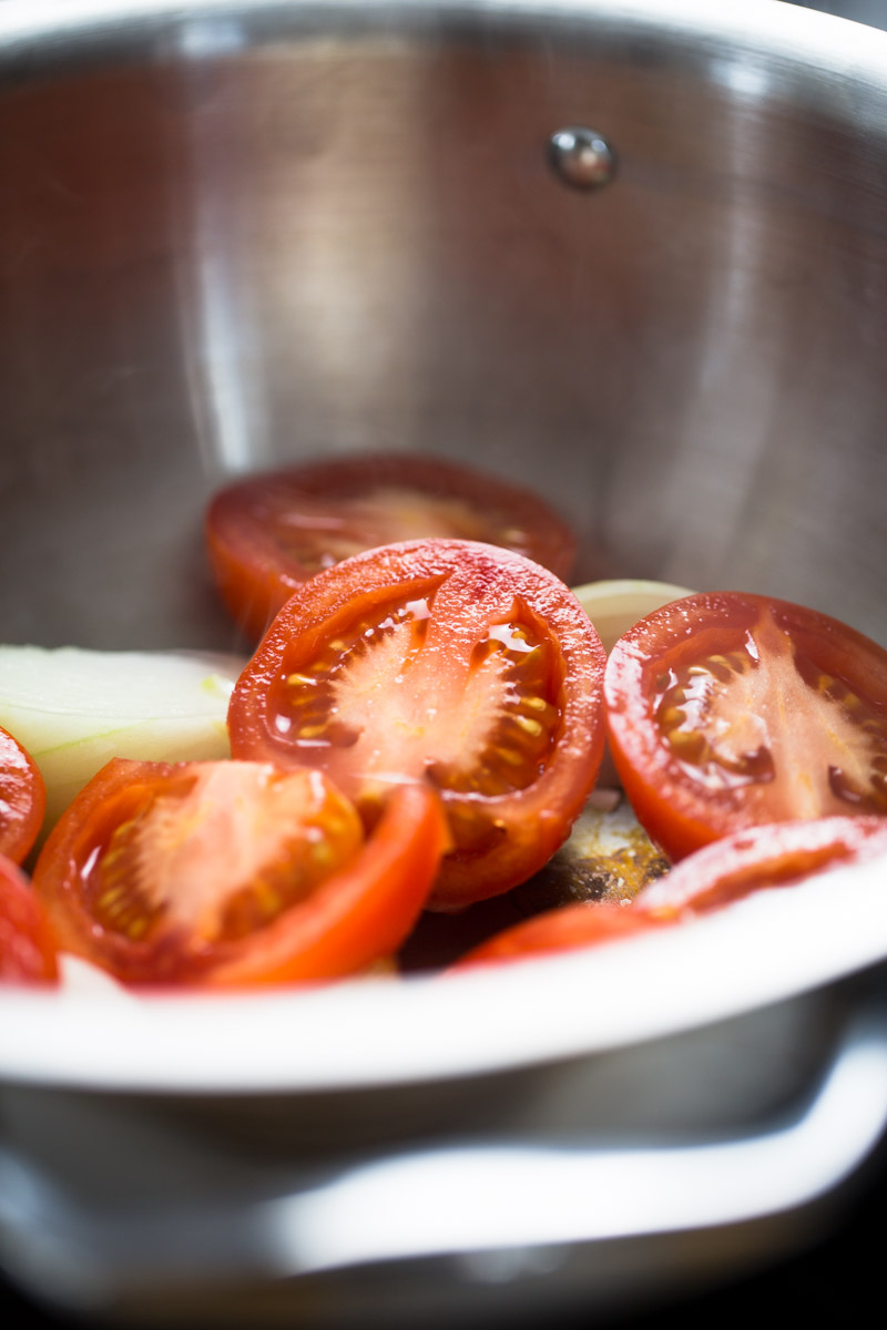 tomate y cebolla en olla