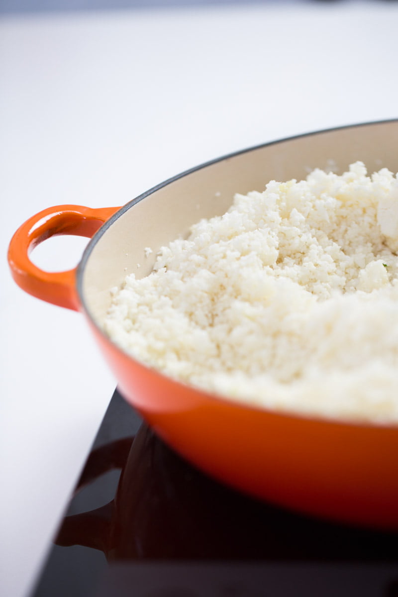 arroz de coliflor en un sarten de hierro forjado