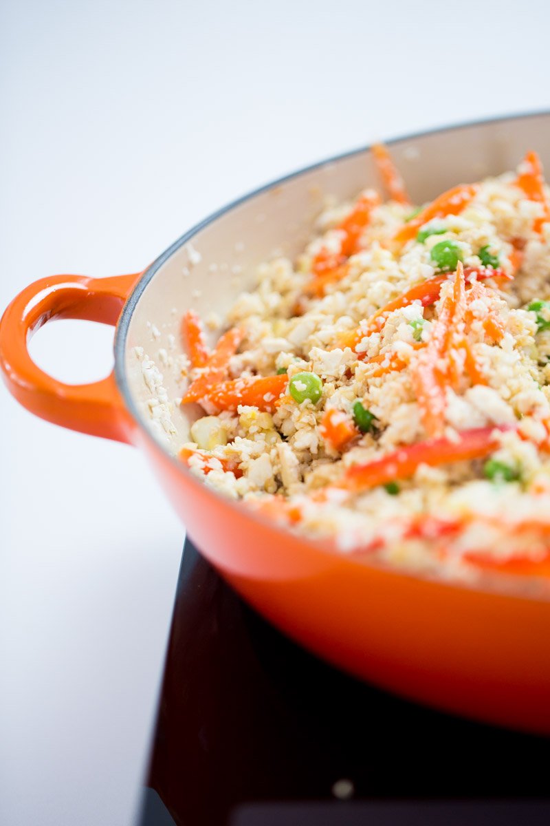 arroz frito de coliflor en el sarten