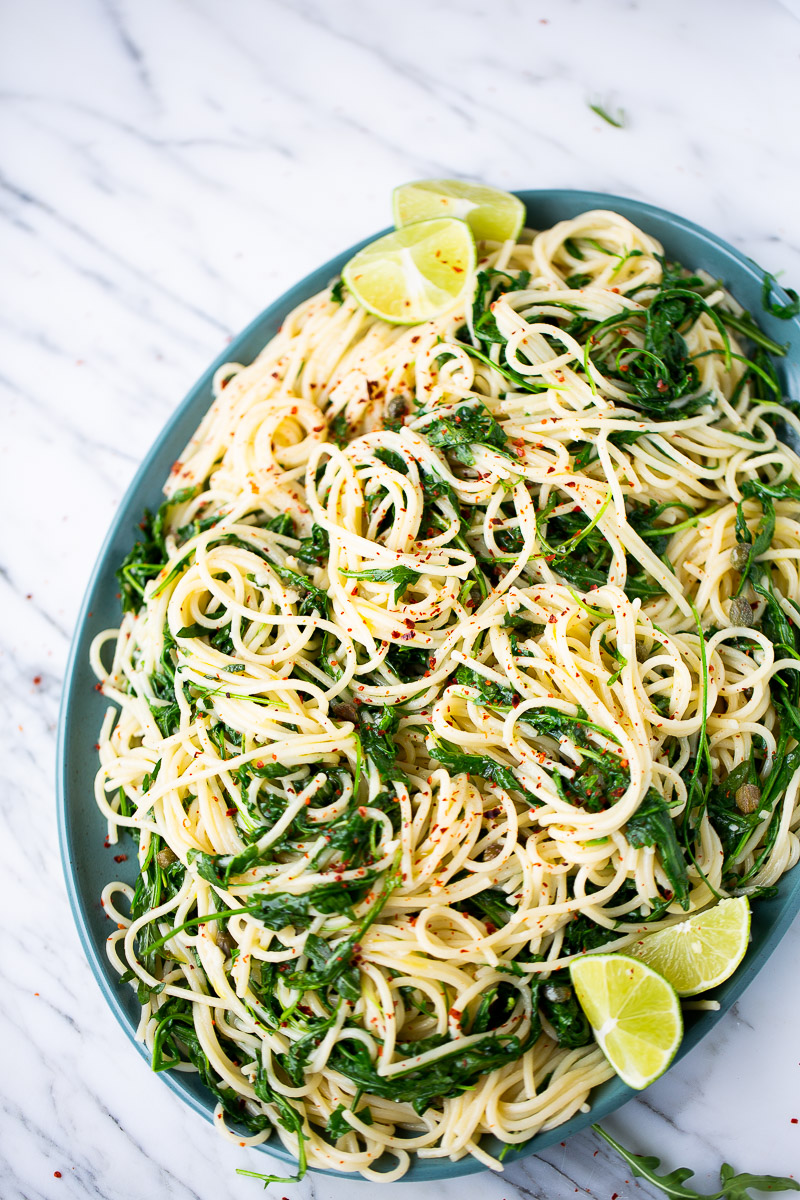 Pasta con arúgula (o espinacas) y salsa rápida de ajo y limón