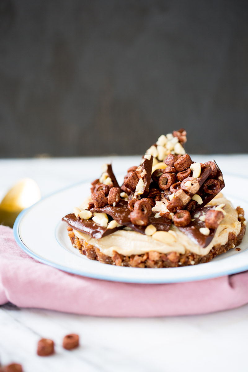 Postre de crema de cacahuate y costra de chocolate crujiente