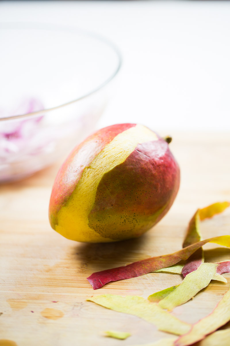 pelando un mango
