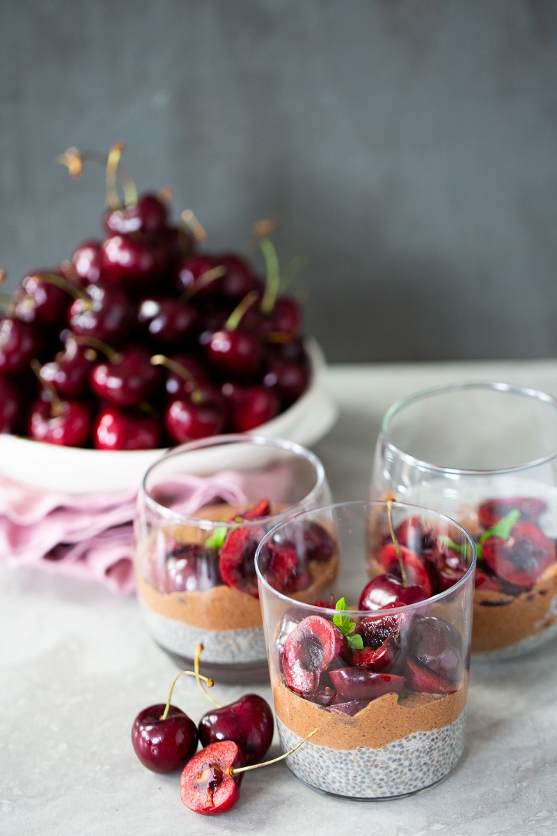 Pudin de chia de chocolate y vainilla con cerezas