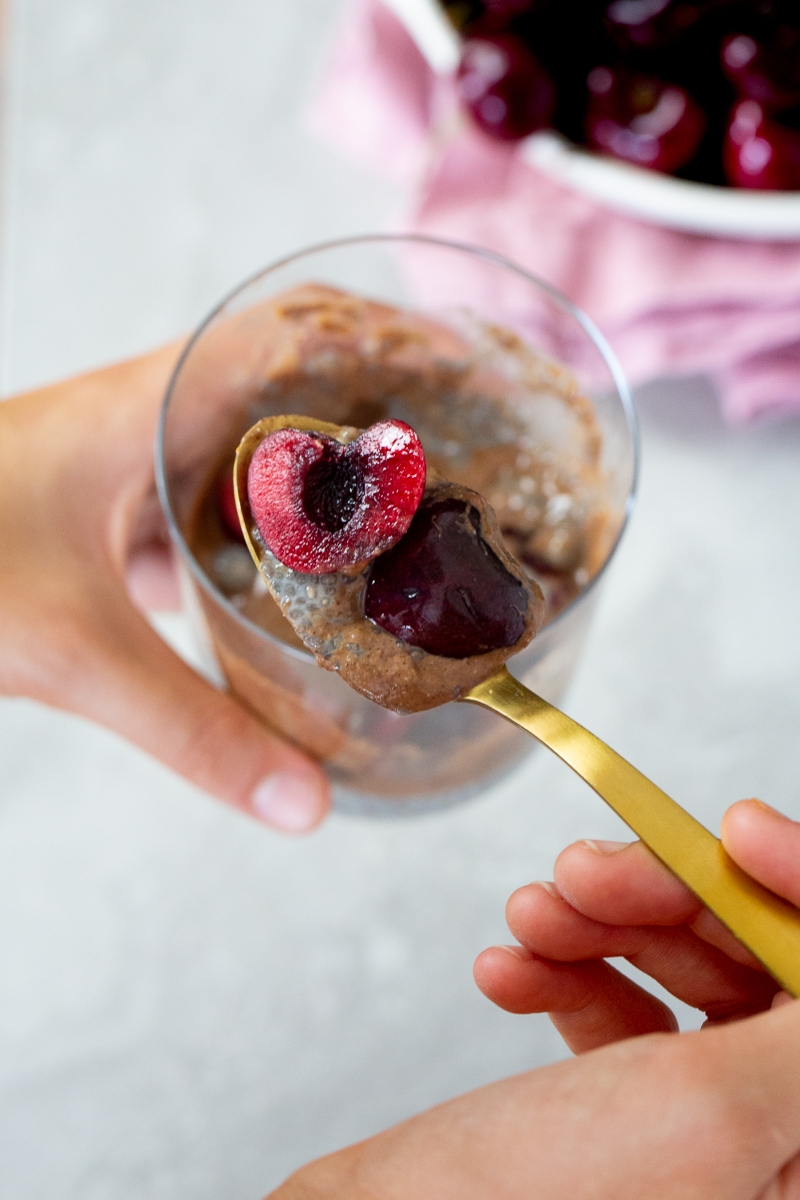 Pudin de chia de chocolate y vainilla con cerezas