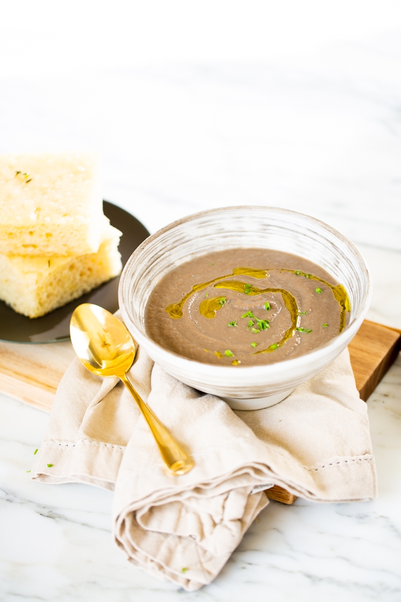 tazón con crema de champiñones