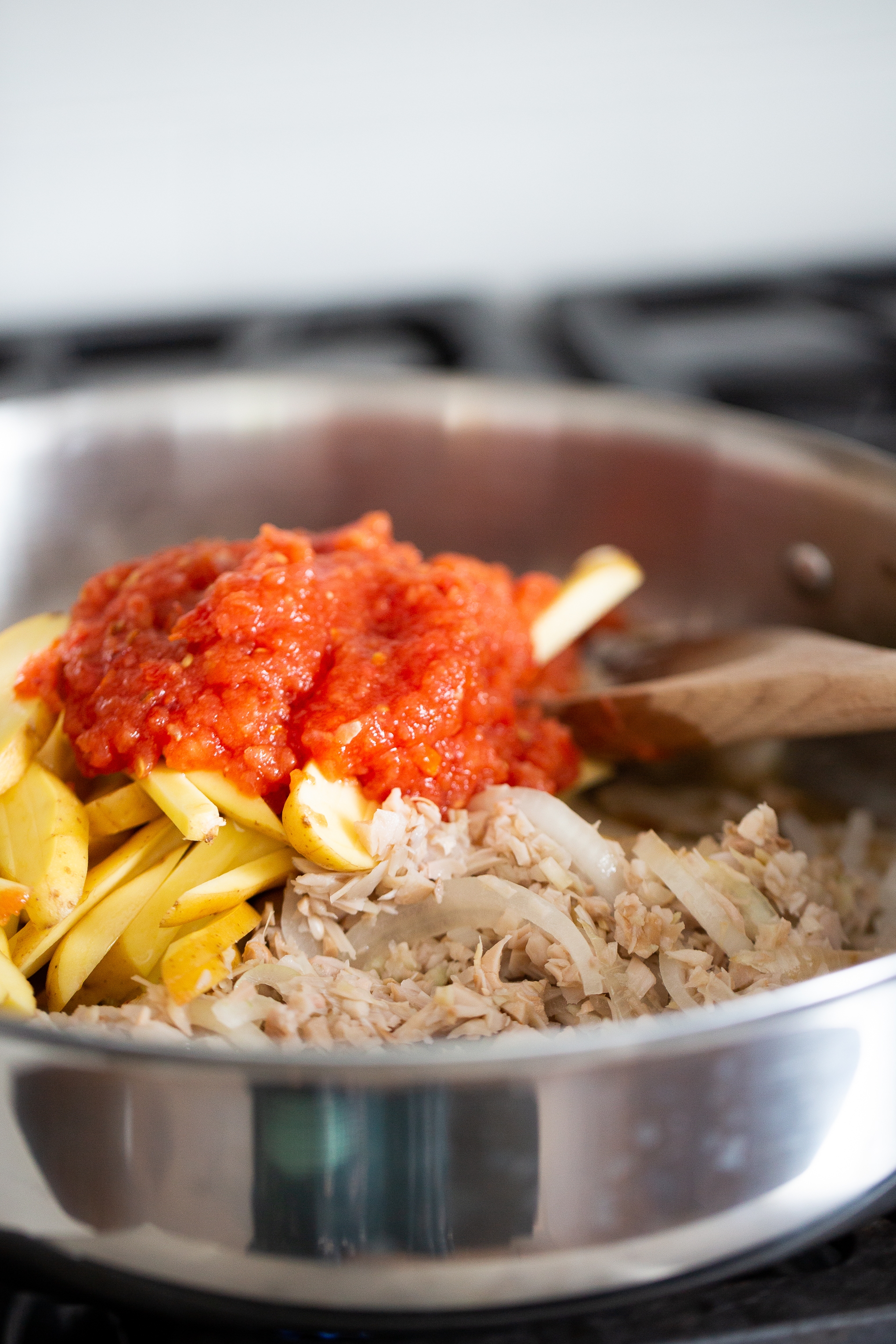 Yaca, papas y salsa de tomate y chipotle en un sartén