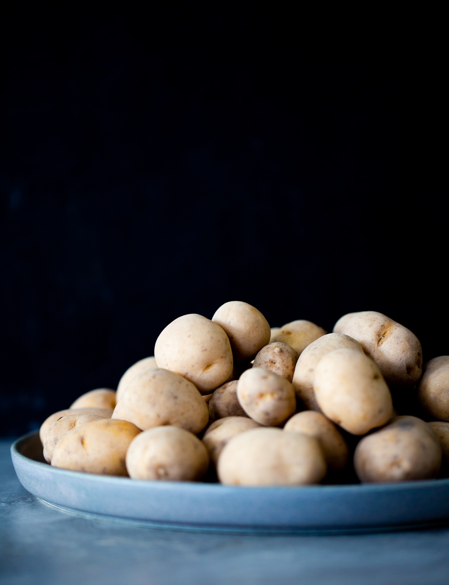 papas en un plato gris