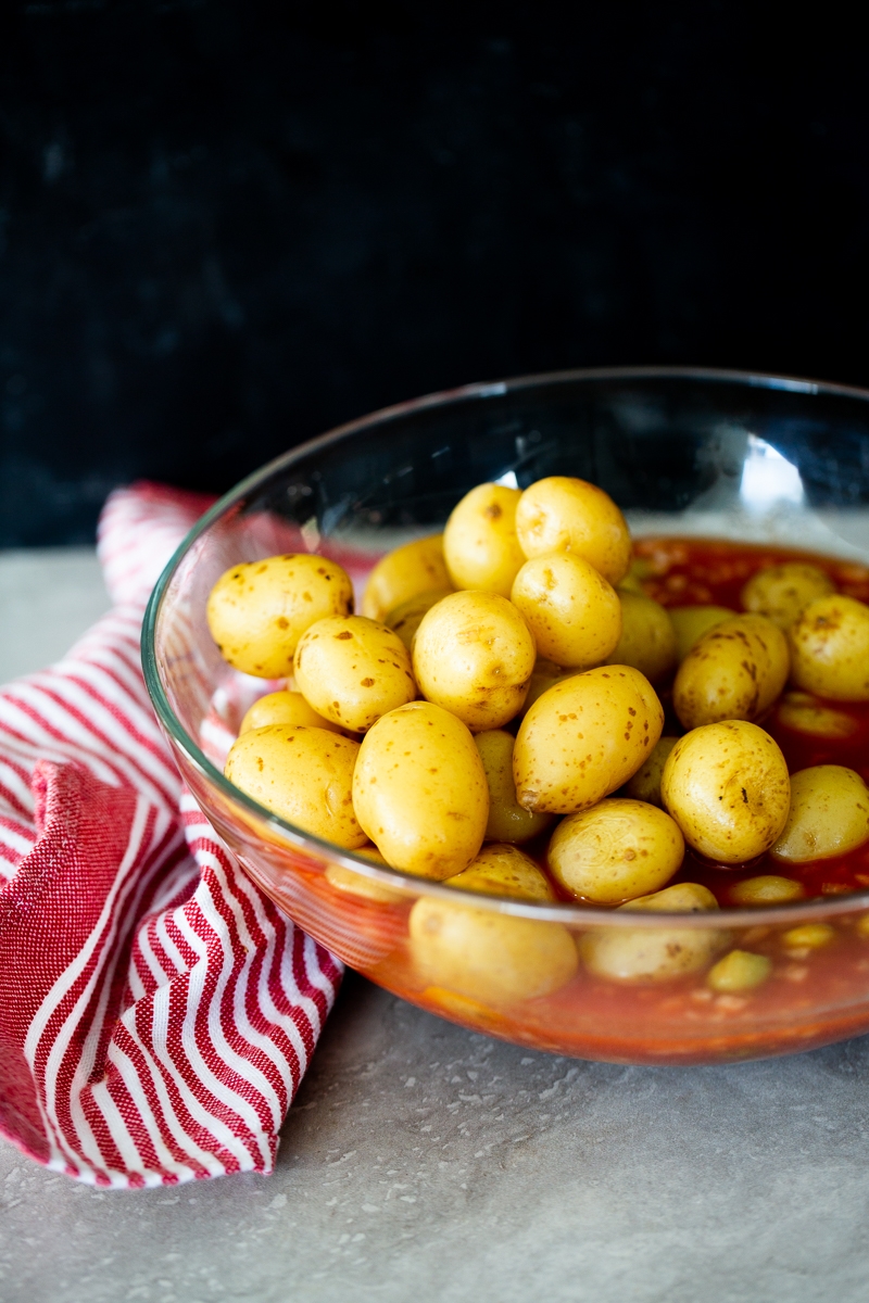 Papas arriba de la salsa de ceviche