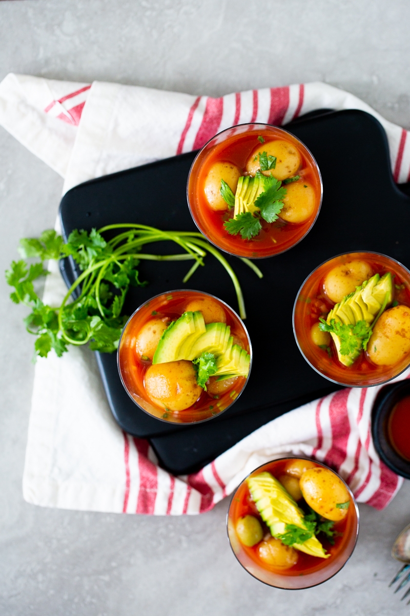 ceviche veracruzano de papa servido en vasos y acompañado con aguacate y cilantro