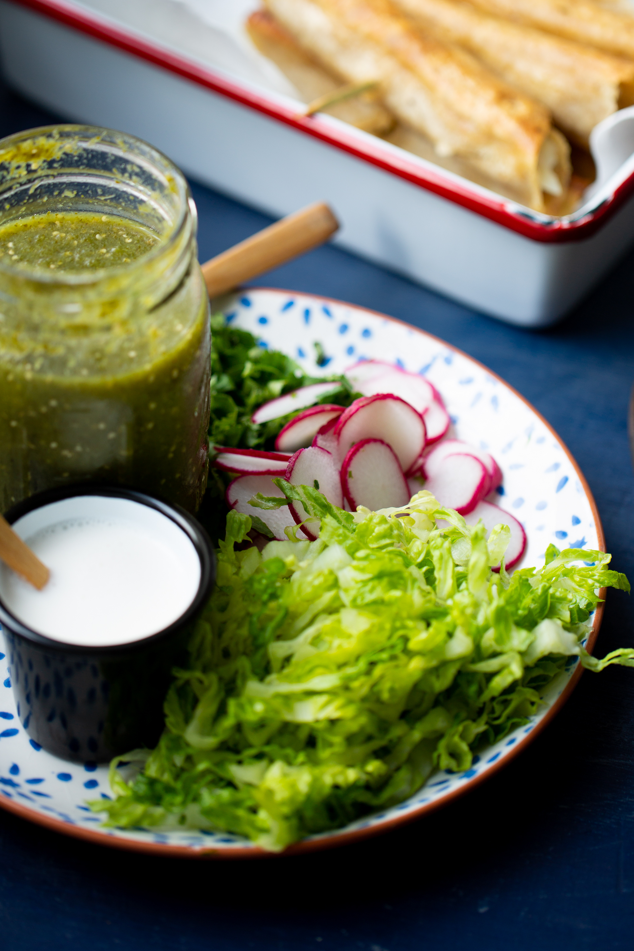 Lechuga, crema, rábanos y salsa.