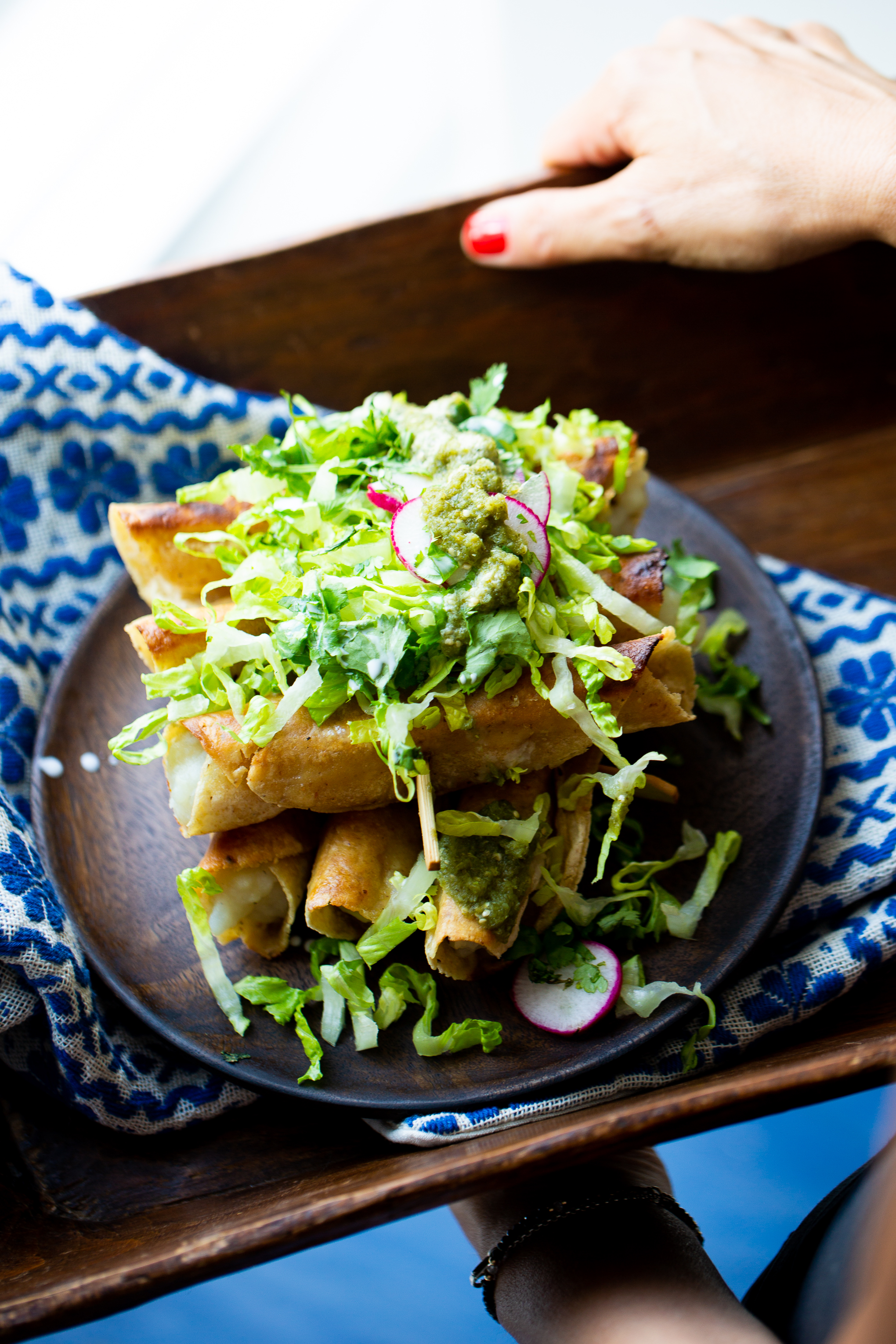 Plato con flautas veganas