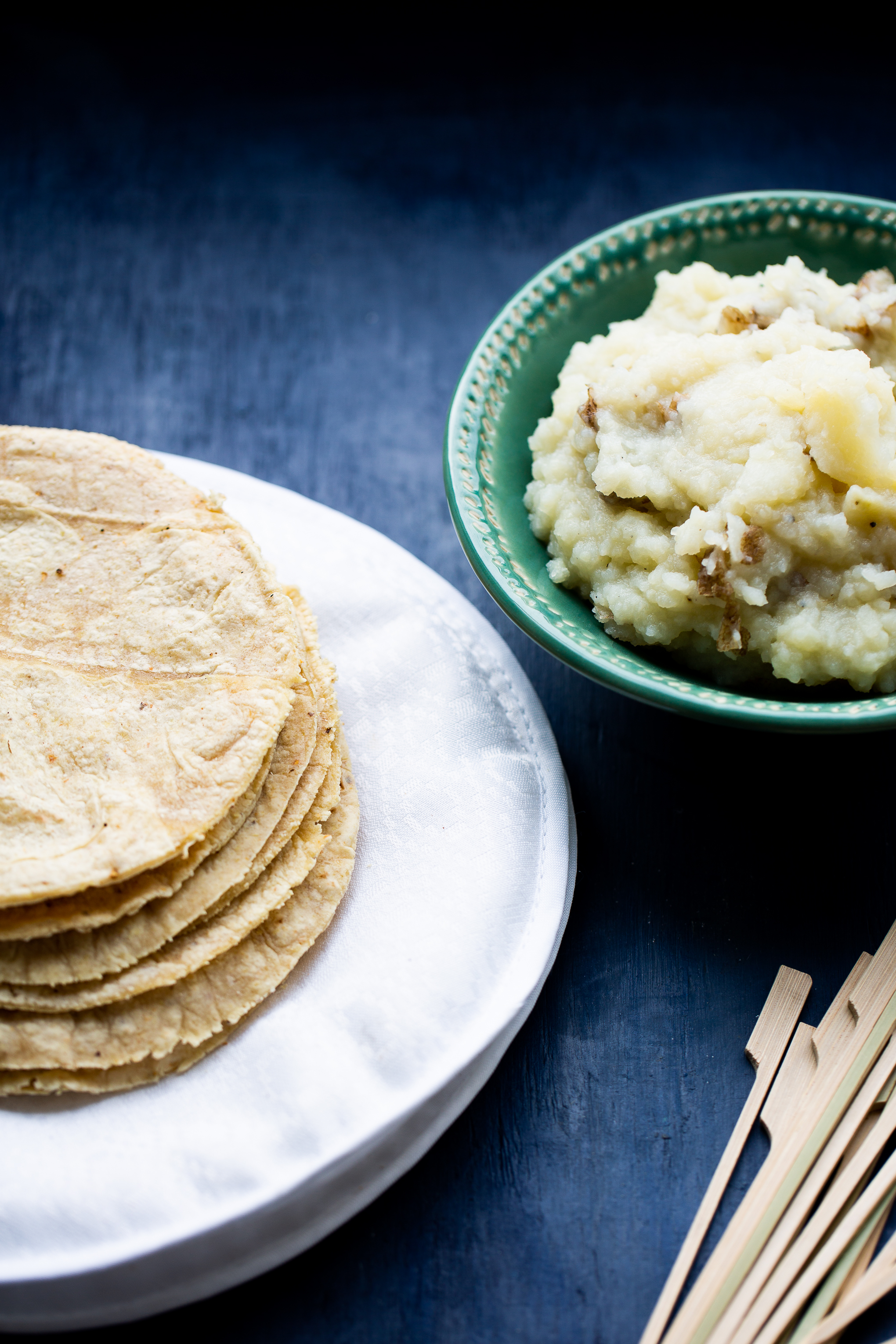 Tortillas y puré de papa para hacer flautas