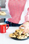 Un momento en familia con un cafecito y panecitos de chocolate y almendra