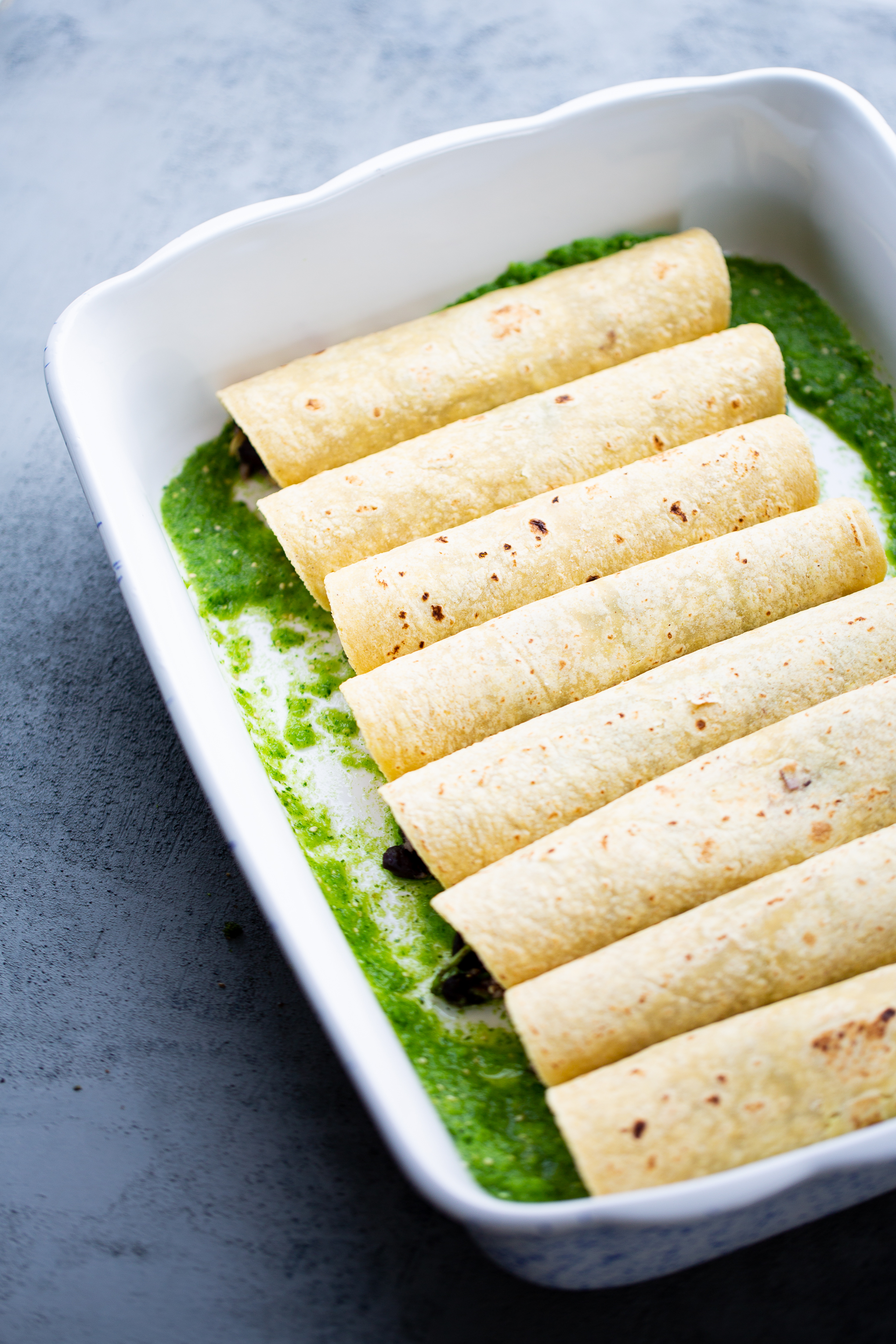 Enchiladas verdes veganas antes de entrar al horno