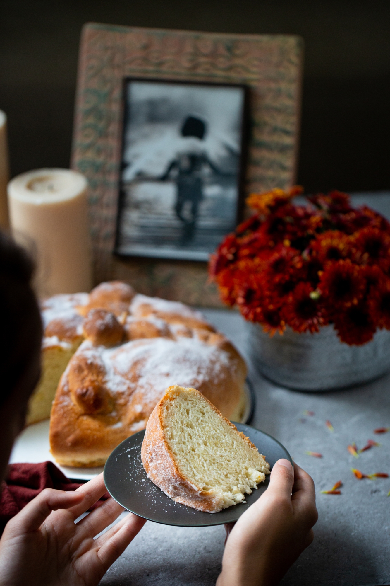 Altar de muertos con pan de muertos