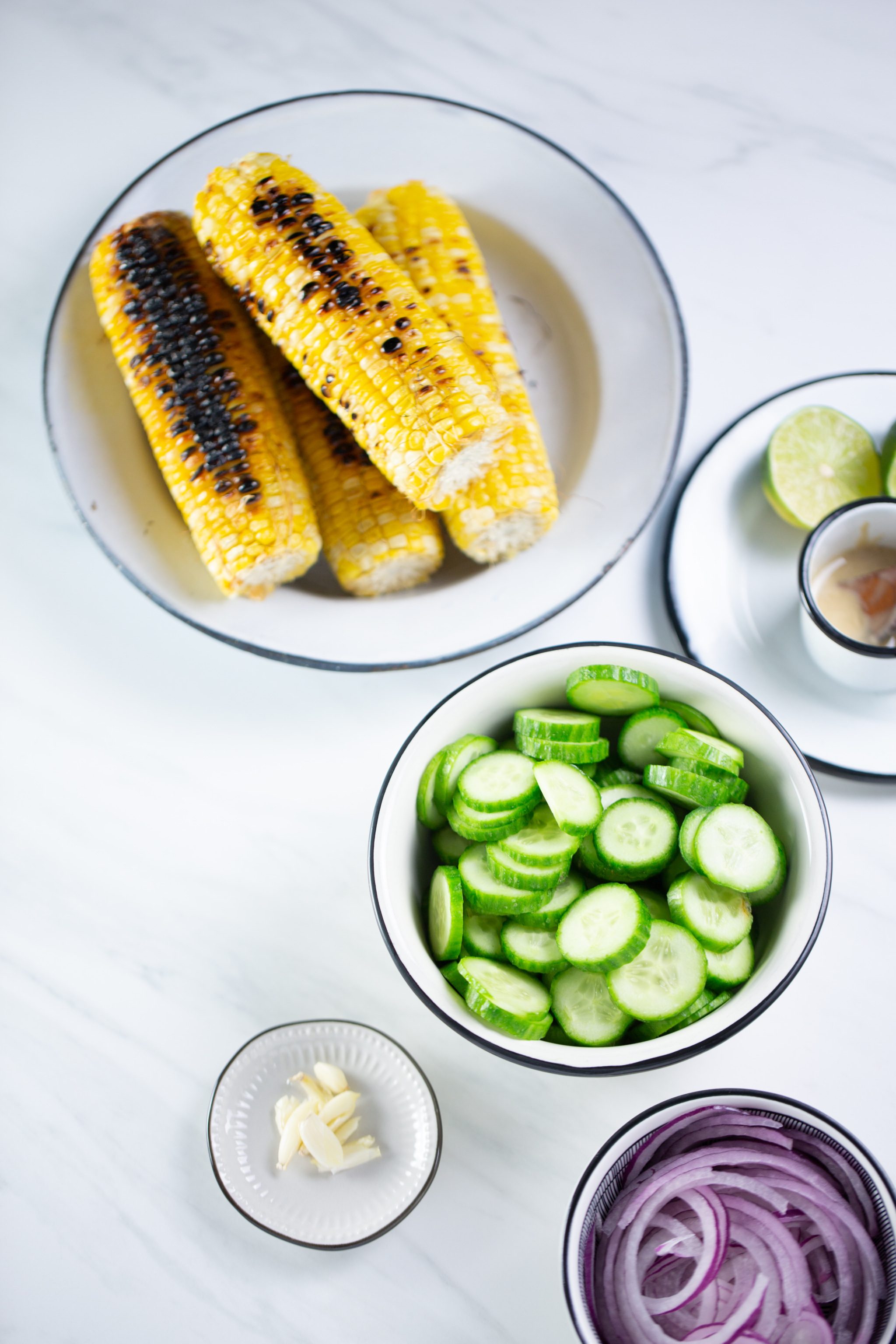 Ensalada de pepino y elote con aderezo de limón y tahini