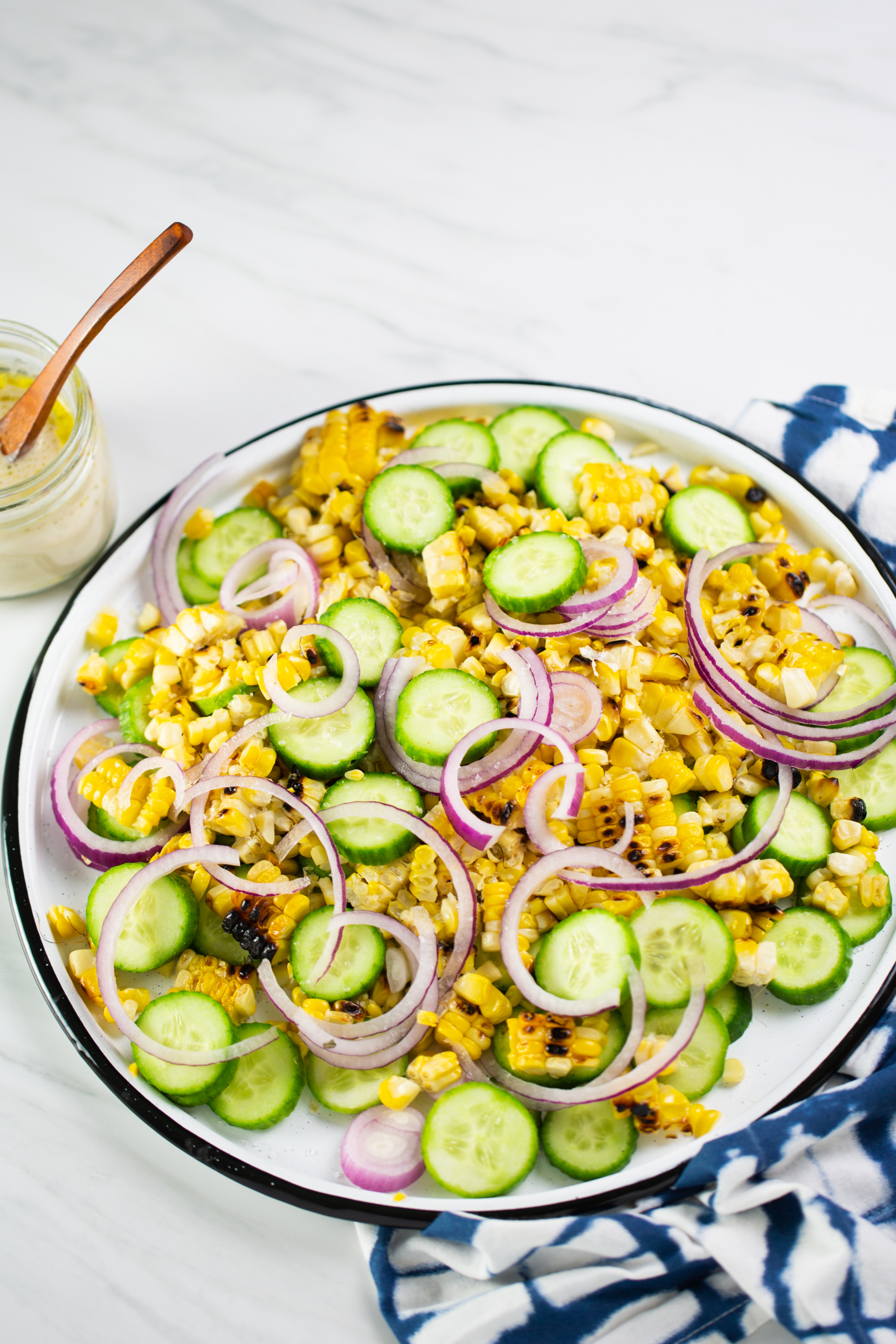 Ensalada de pepino y elote con aderezo de limón y tahini