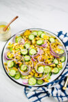 Ensalada de pepino y elote con aderezo de limón y tahini