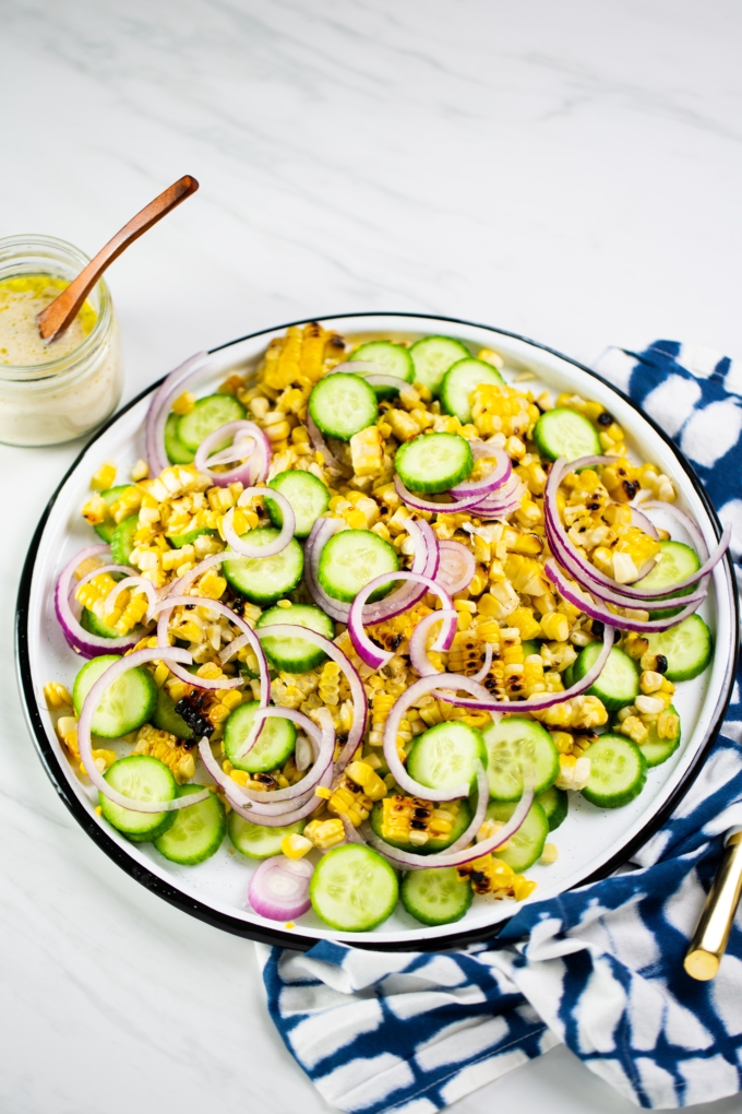 Ensalada de pepino y elote con aderezo de limón y tahini