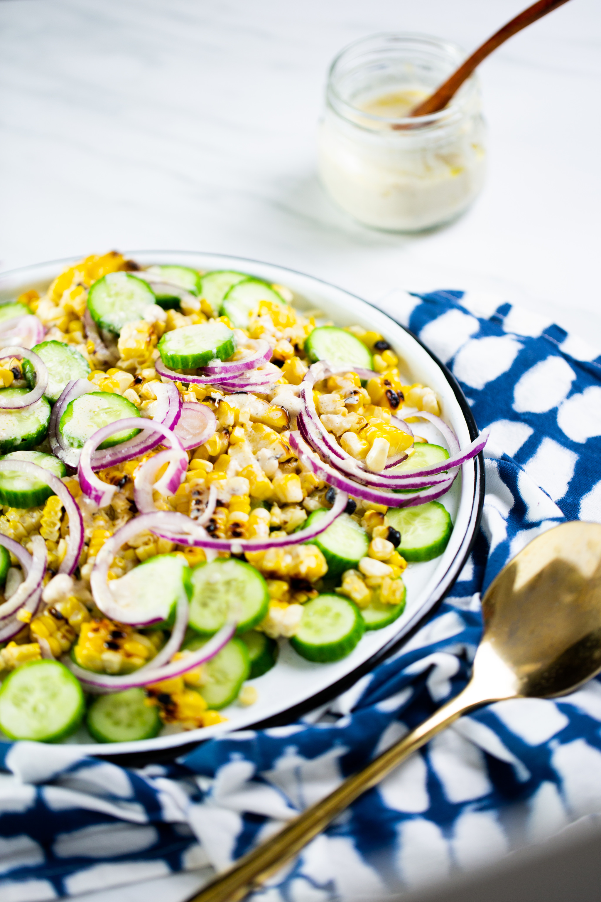 Ensalada de pepino y elote con aderezo de limón y tahini