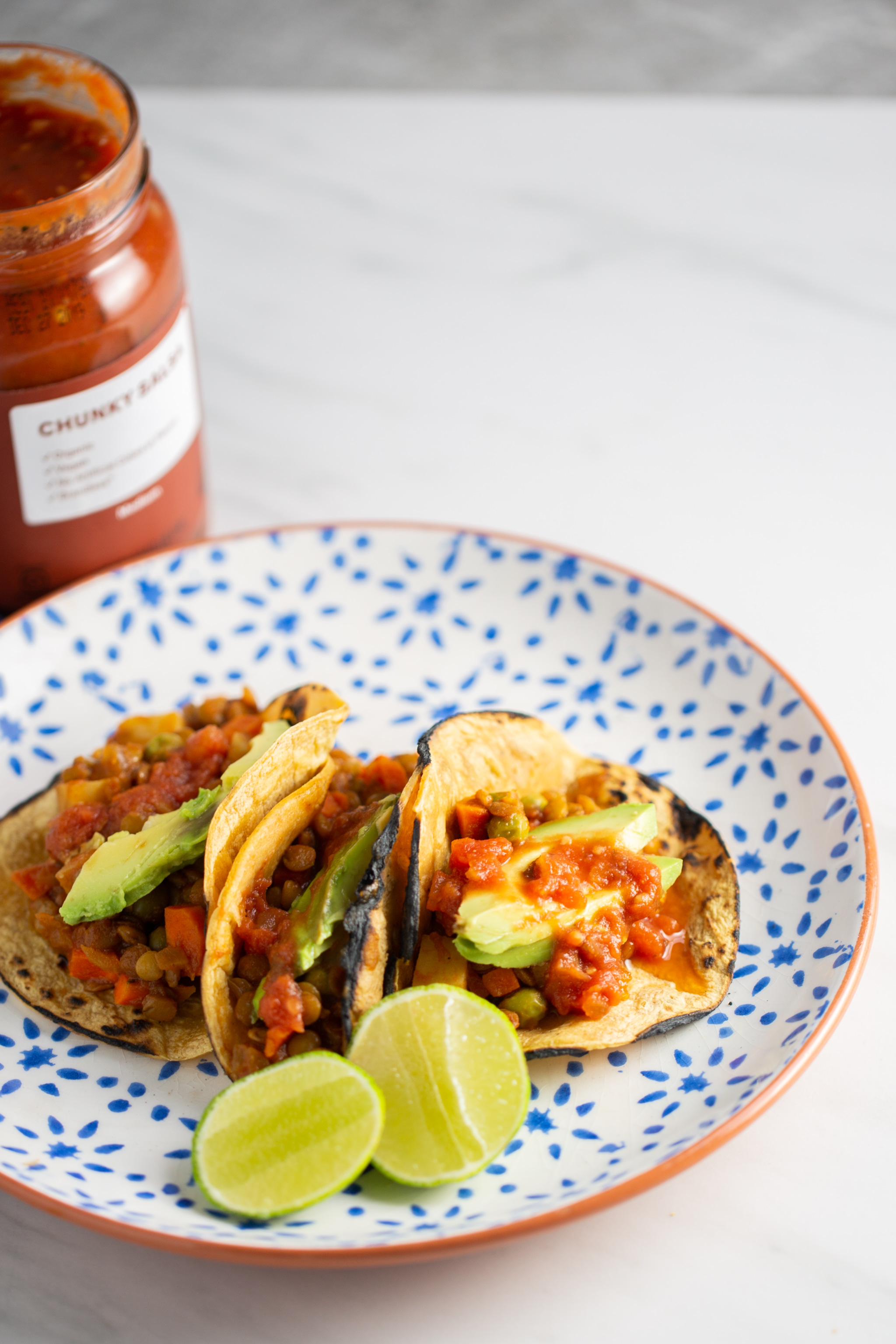 picadillo vegano de lentejas servido en tortillas de maíz