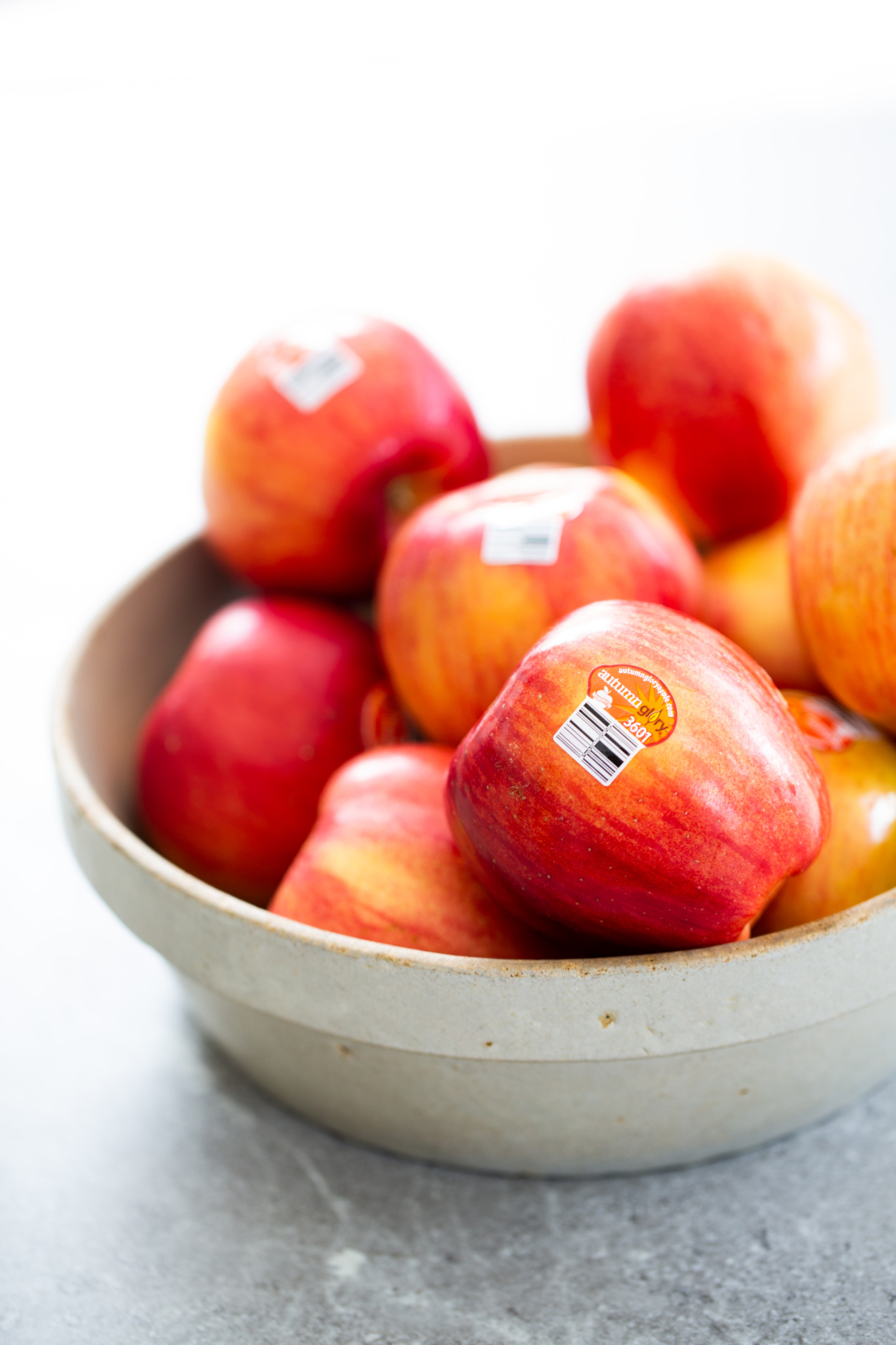 Un platón con manzanas