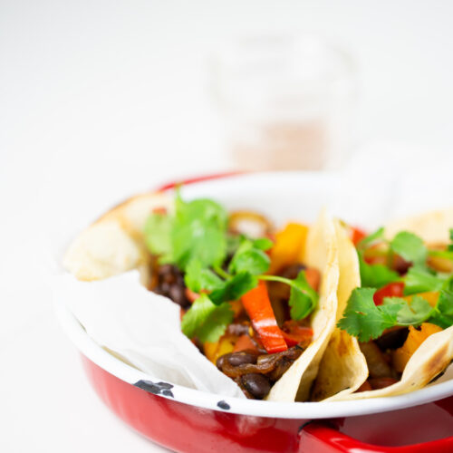 Un plato de fajitas de frijol sobre una mesa.