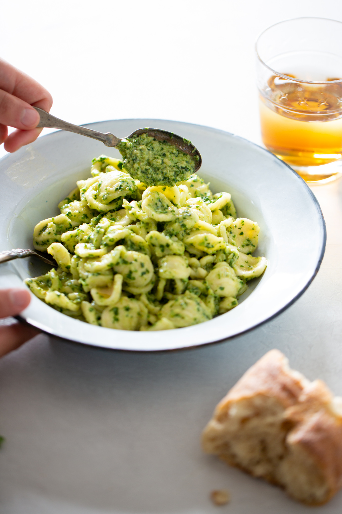 plato con pasta y pesto.