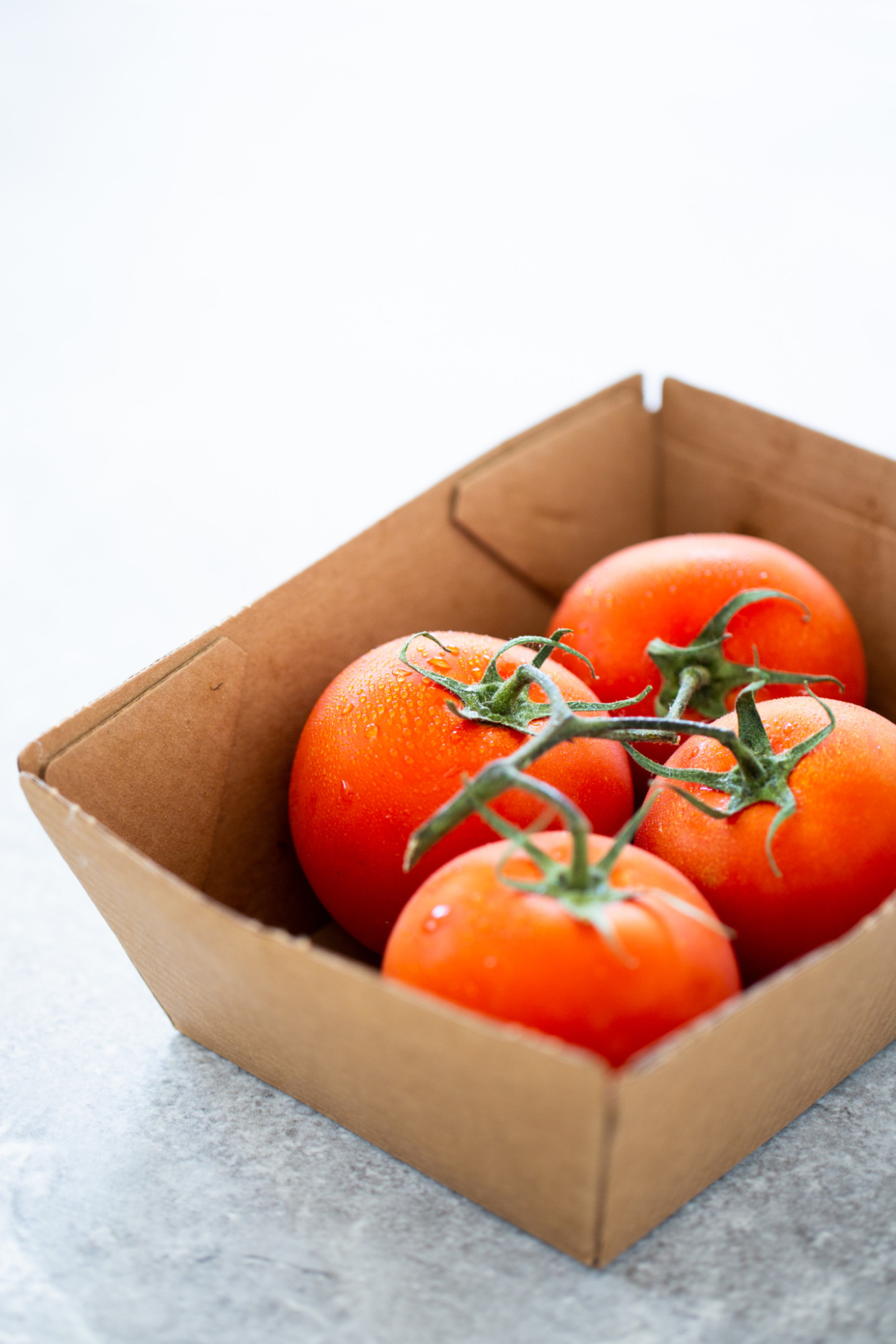 Tomates en una caja de madera