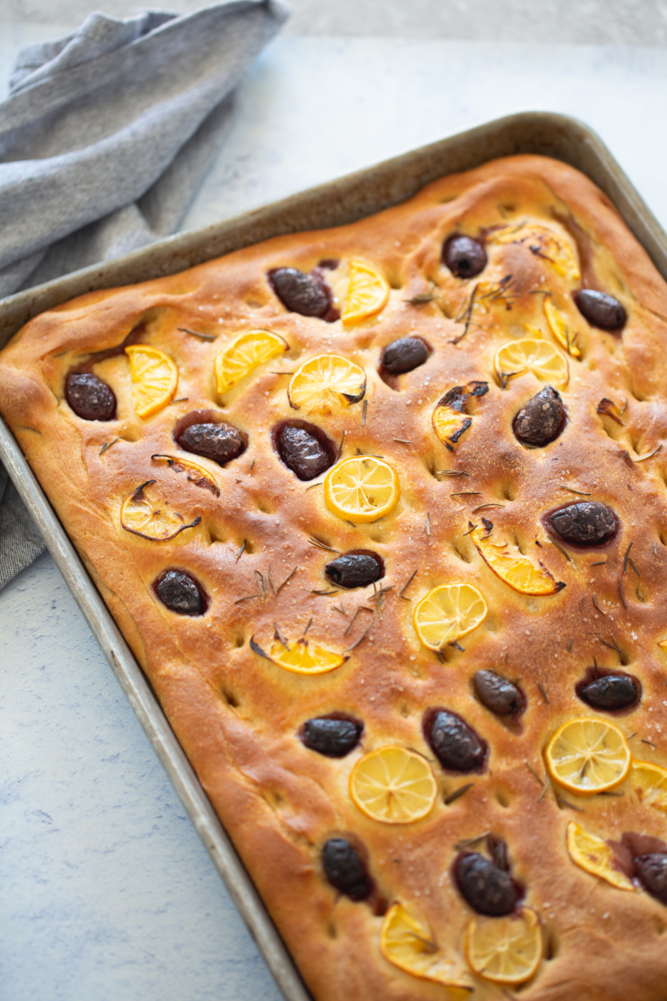 focaccia de limón y aceitunas