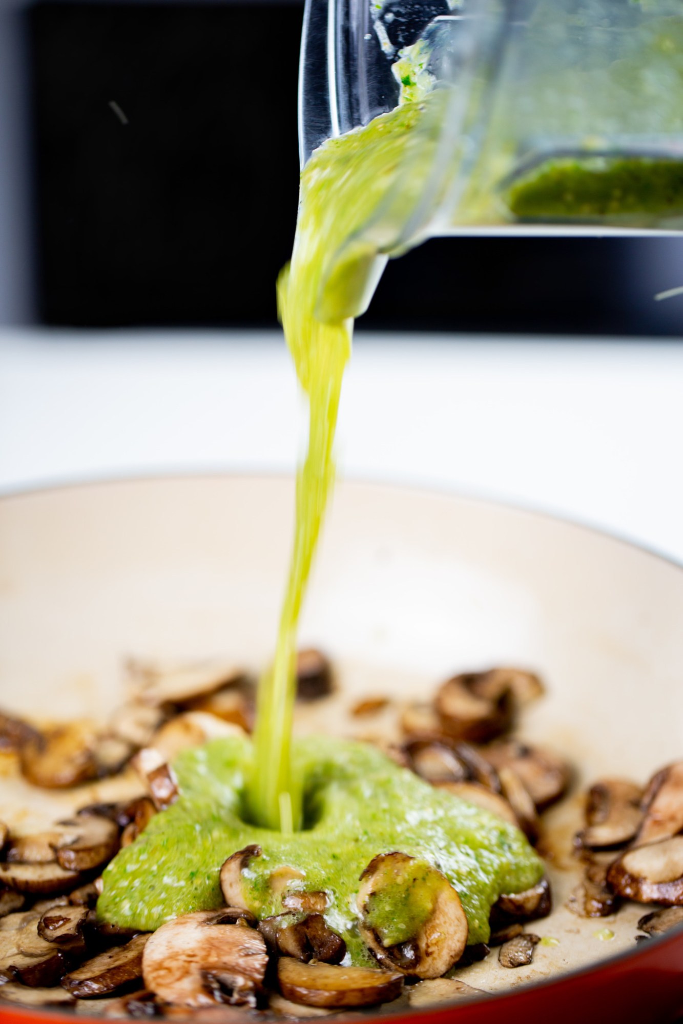 salsa verde cayendo sobre champiñones dorados