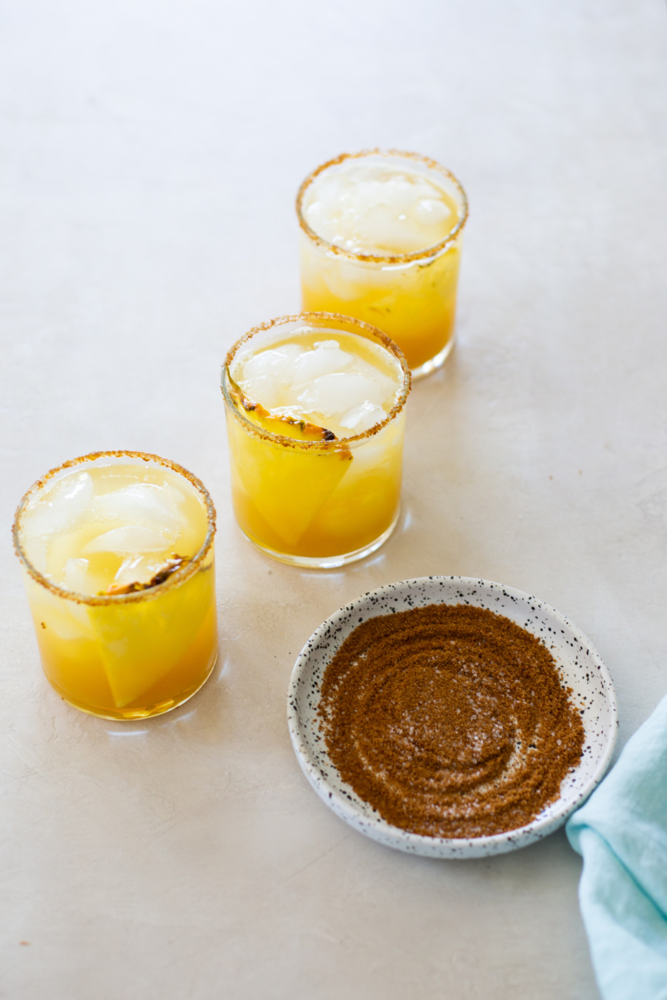 tres vasos de margarita de piña y jengibre