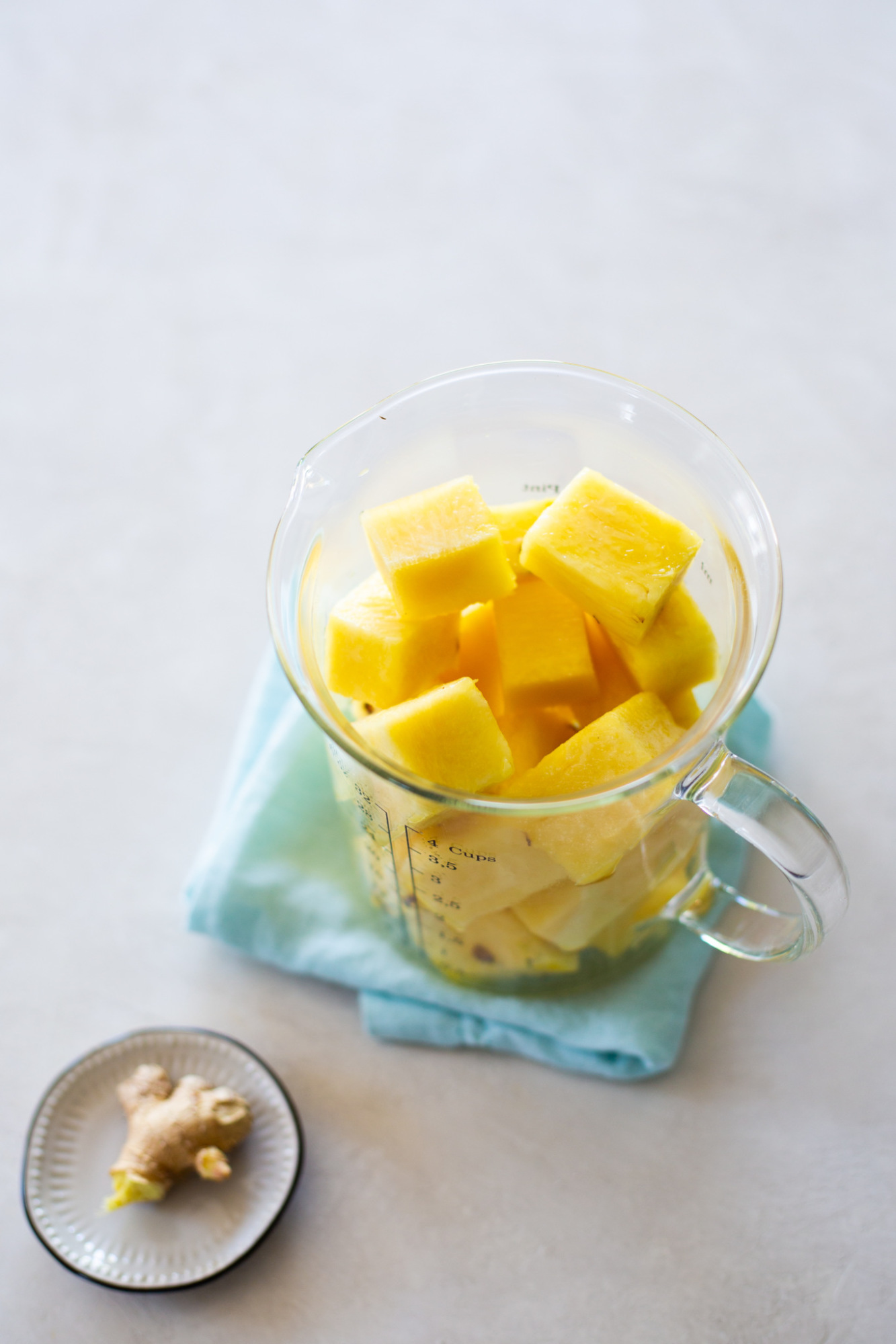 piña y jengibre lista para hacer jugo