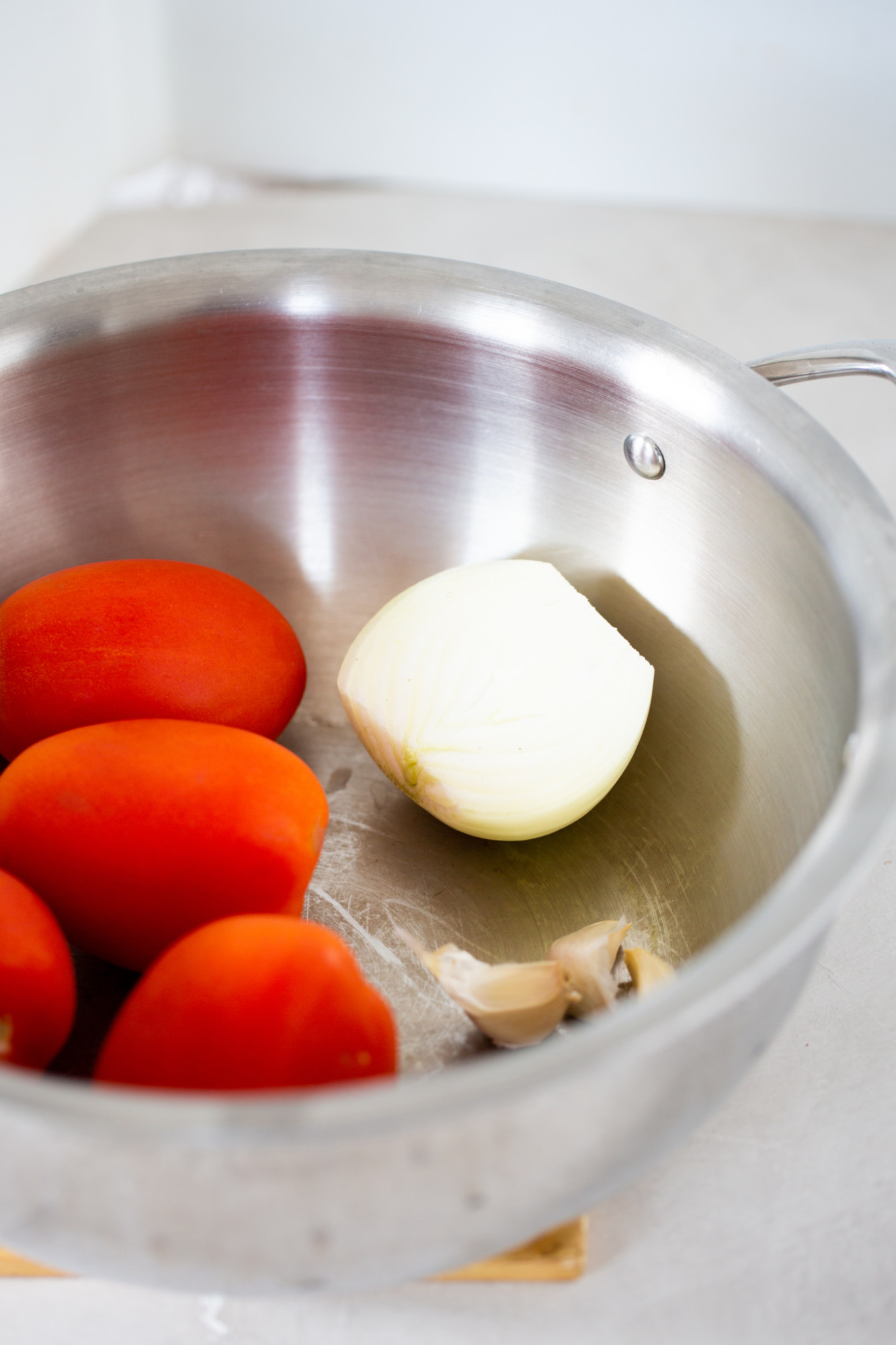 tomate y cebolla en la olla