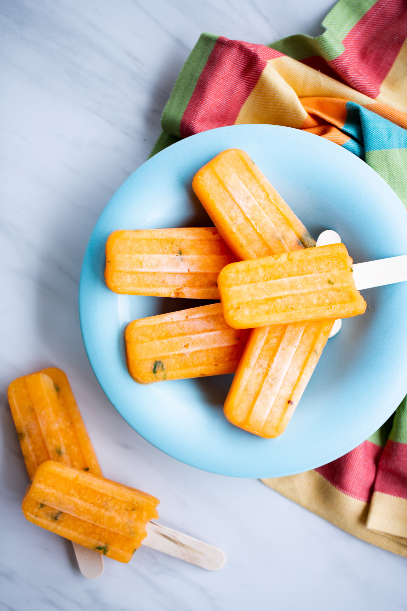 paletas de melón con menta sobre un plato azul