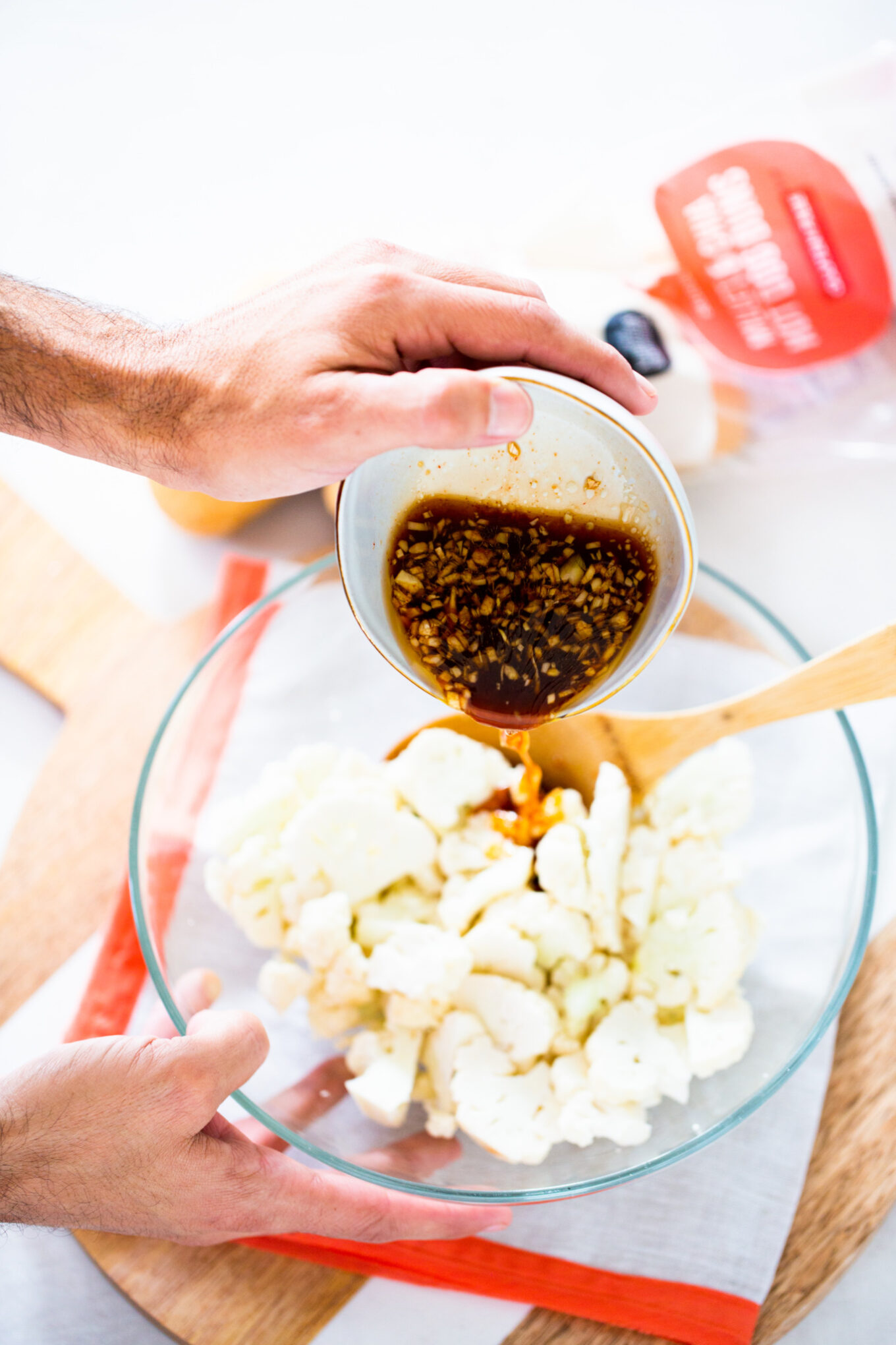 vaciando la marinada thai a la coliflor