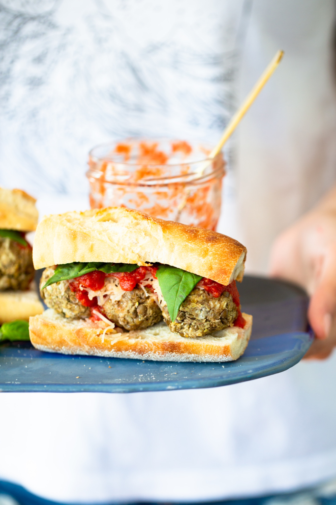 Baguette con albondigas veganas y salsa de tomate