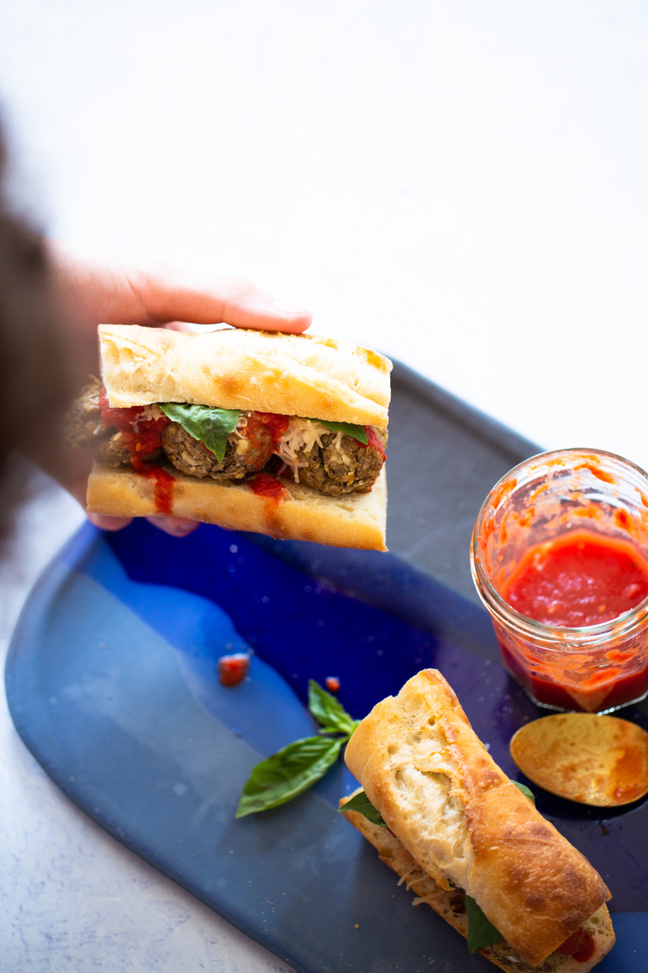 Baguette con albondigas veganas y salsa de tomate