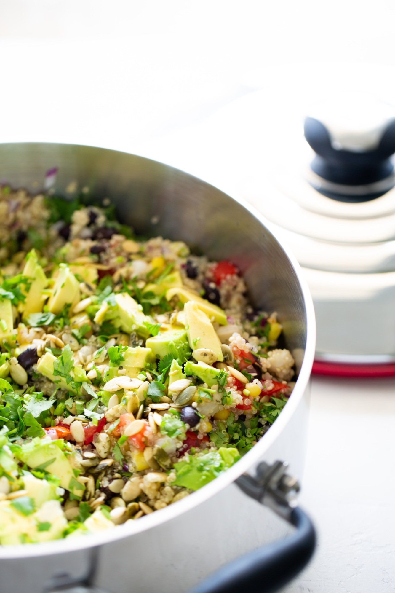 Ensalada de quinoa Mexicana con aguacate en cuadritos, pico de gallo y frijol negro