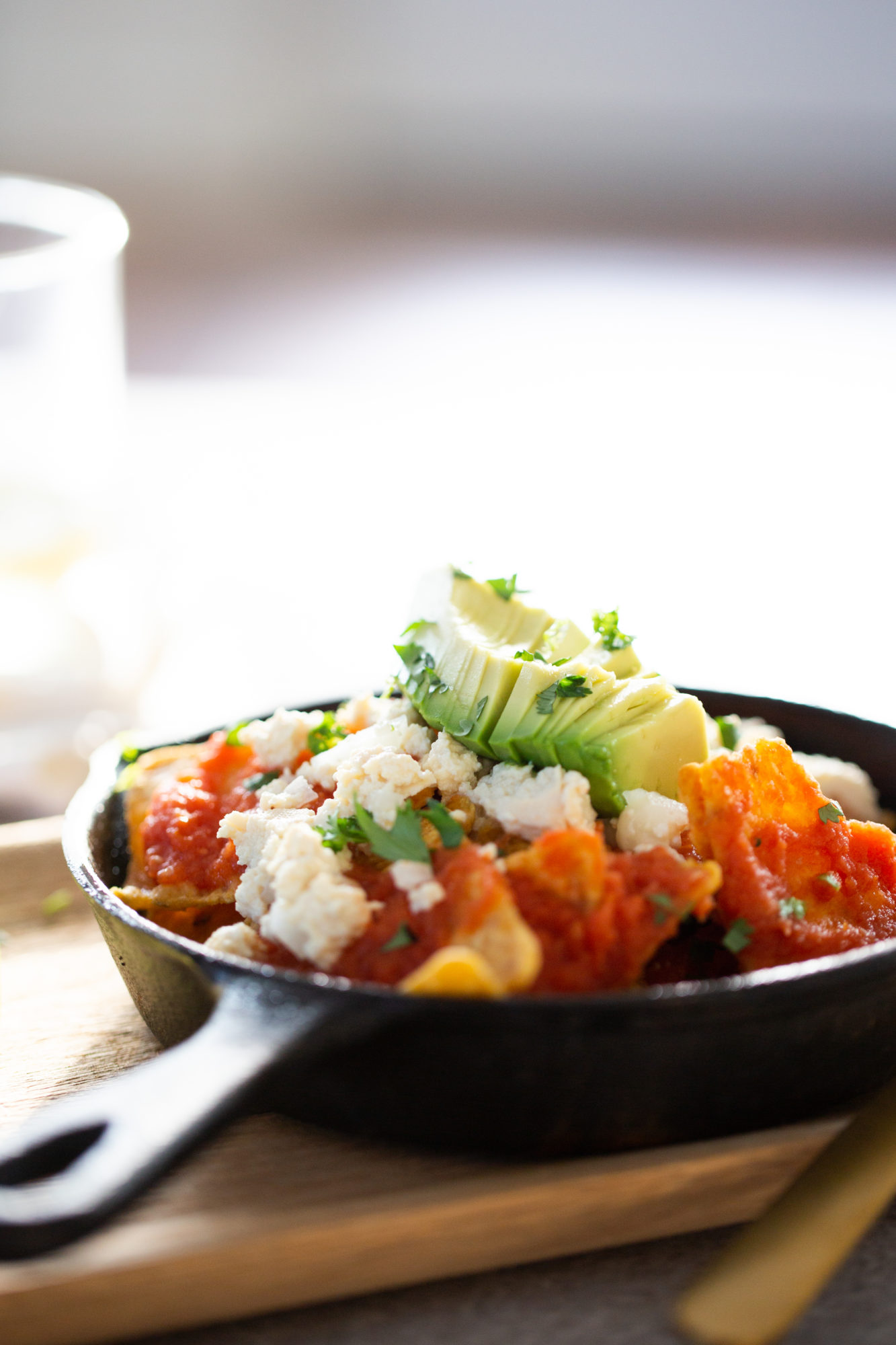 chilaquiles veganos con salsa roja