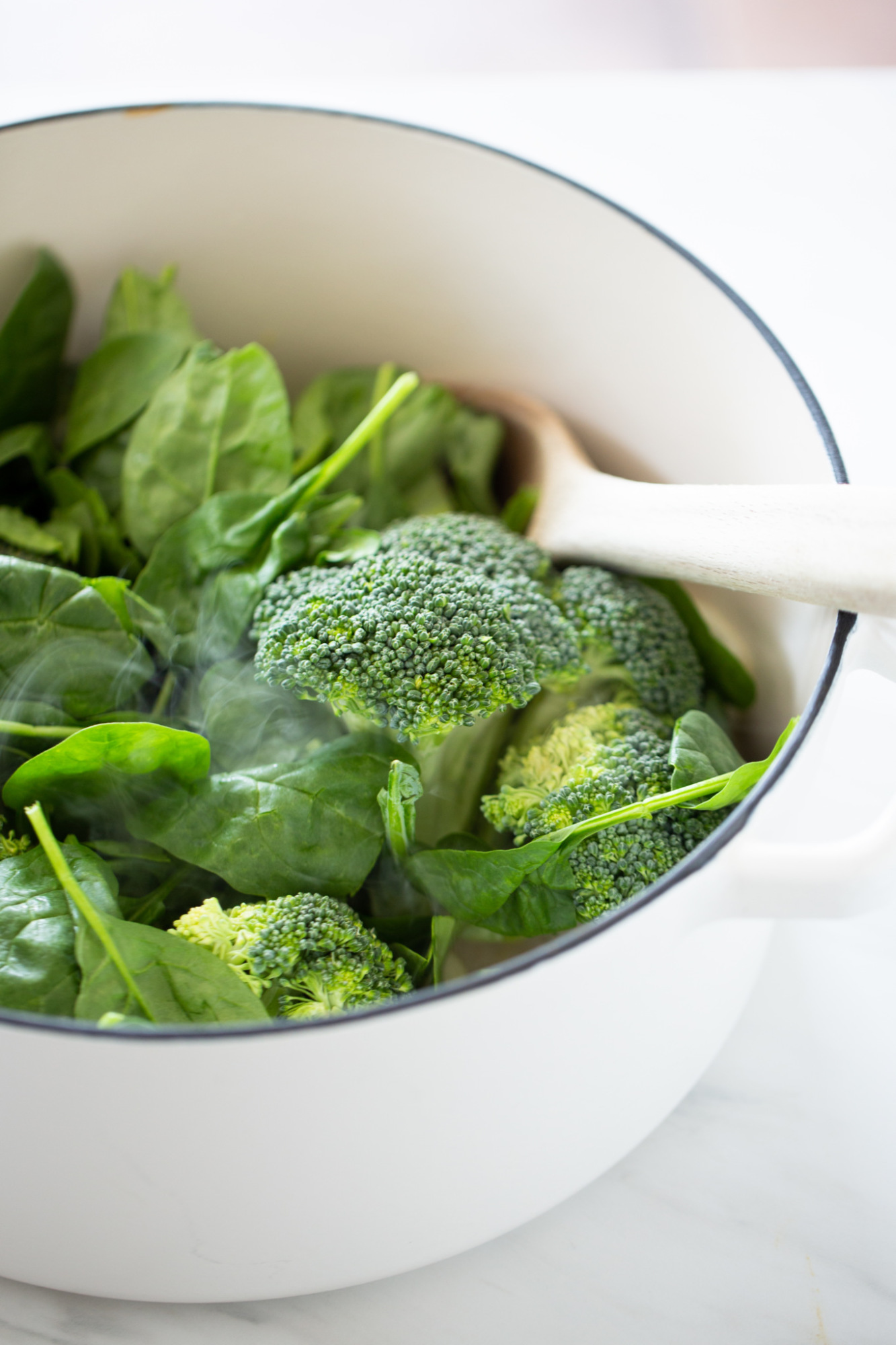 brocoli y espinacas en una olla