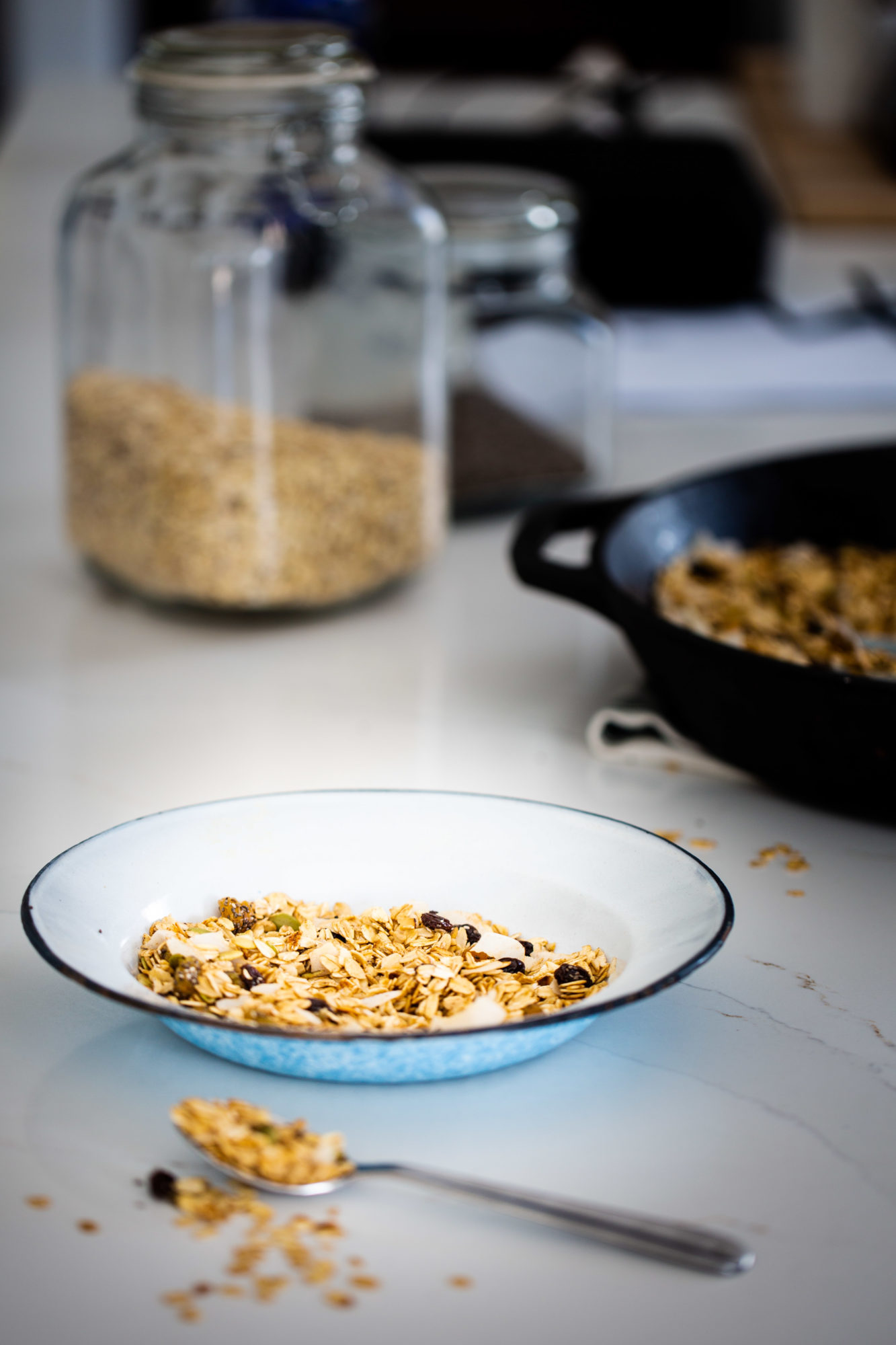 un plato  con granola hecha sobre la estufa